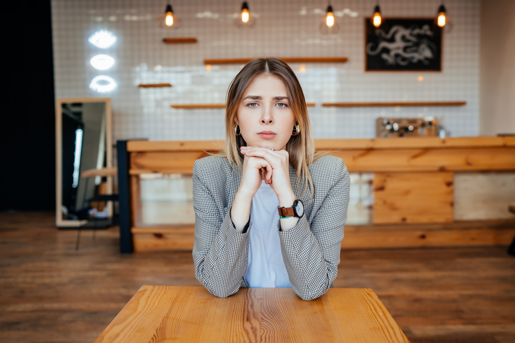 Eine ernste Frau in einem Café | Quelle: Freepik