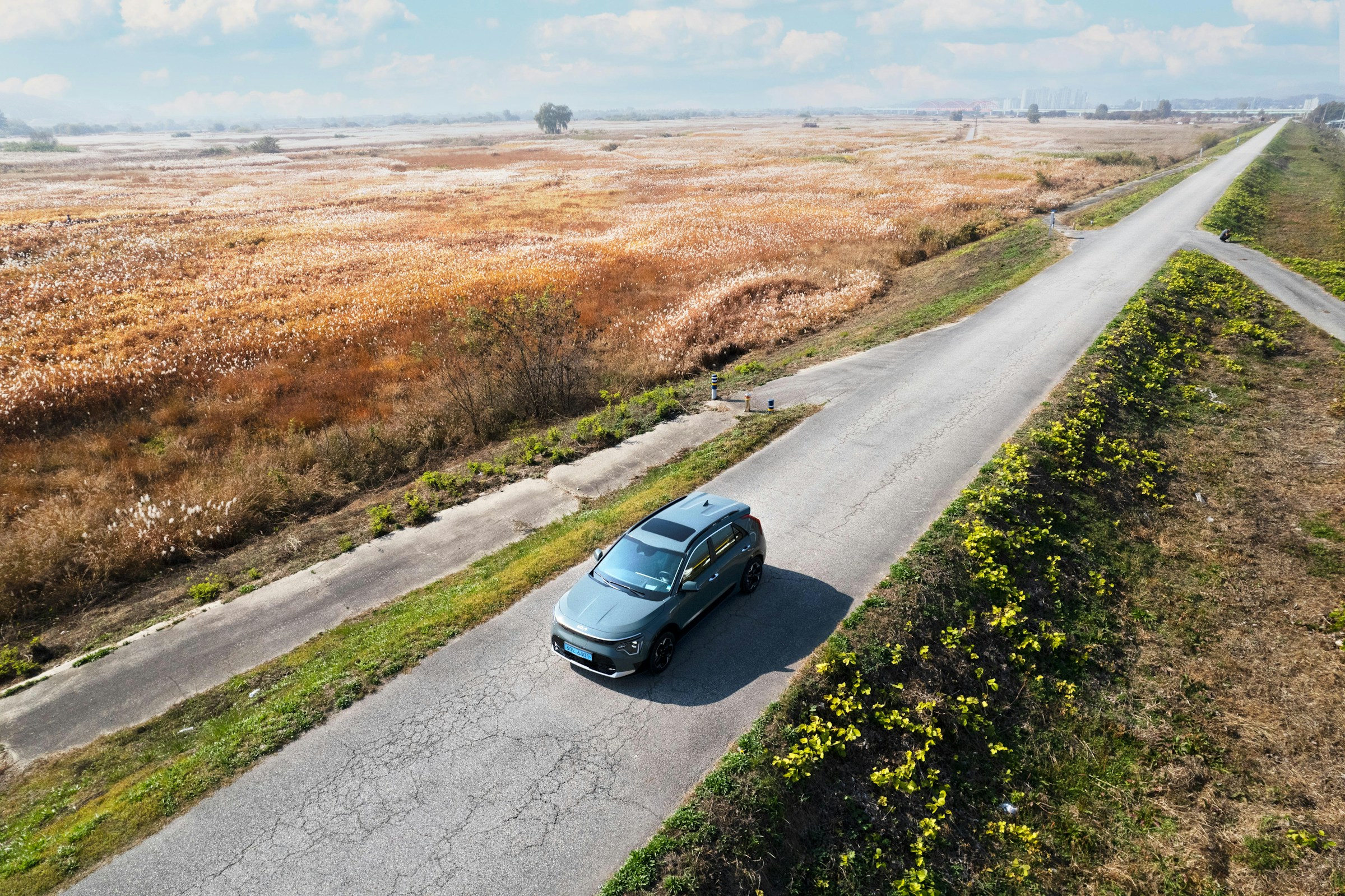 Luftaufnahme eines Autos auf der Straße | Quelle: Unsplash