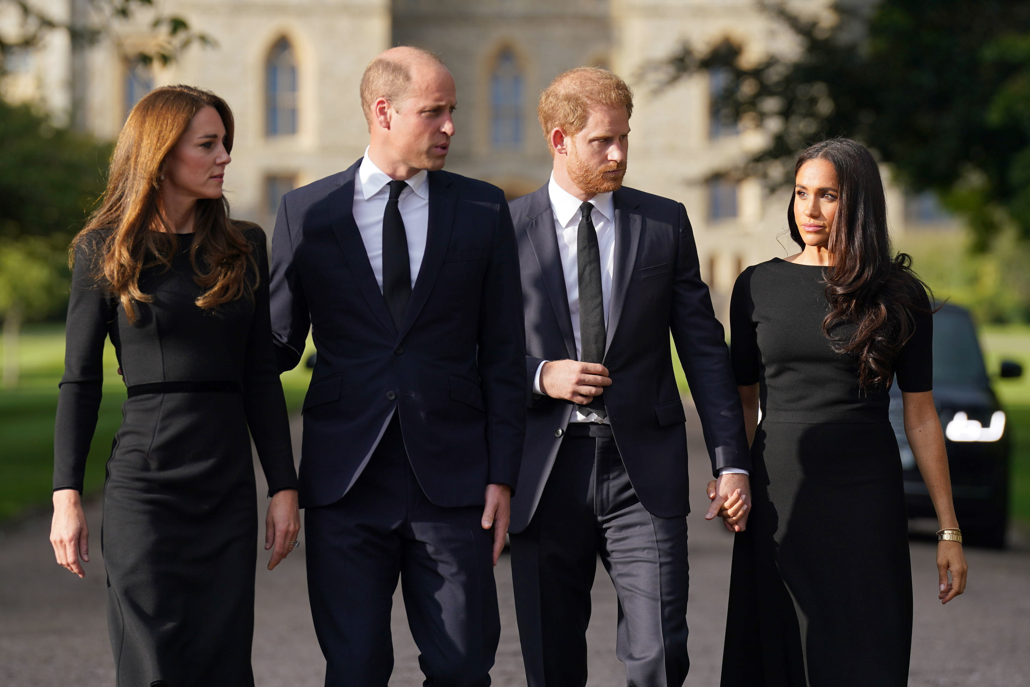 Prinzessin Catherine, Prinz William, Prinz Harry und Meghan Markle auf dem Long Walk auf Schloss Windsor in Windsor, England am 10. September 2022 | Quelle: Getty Images