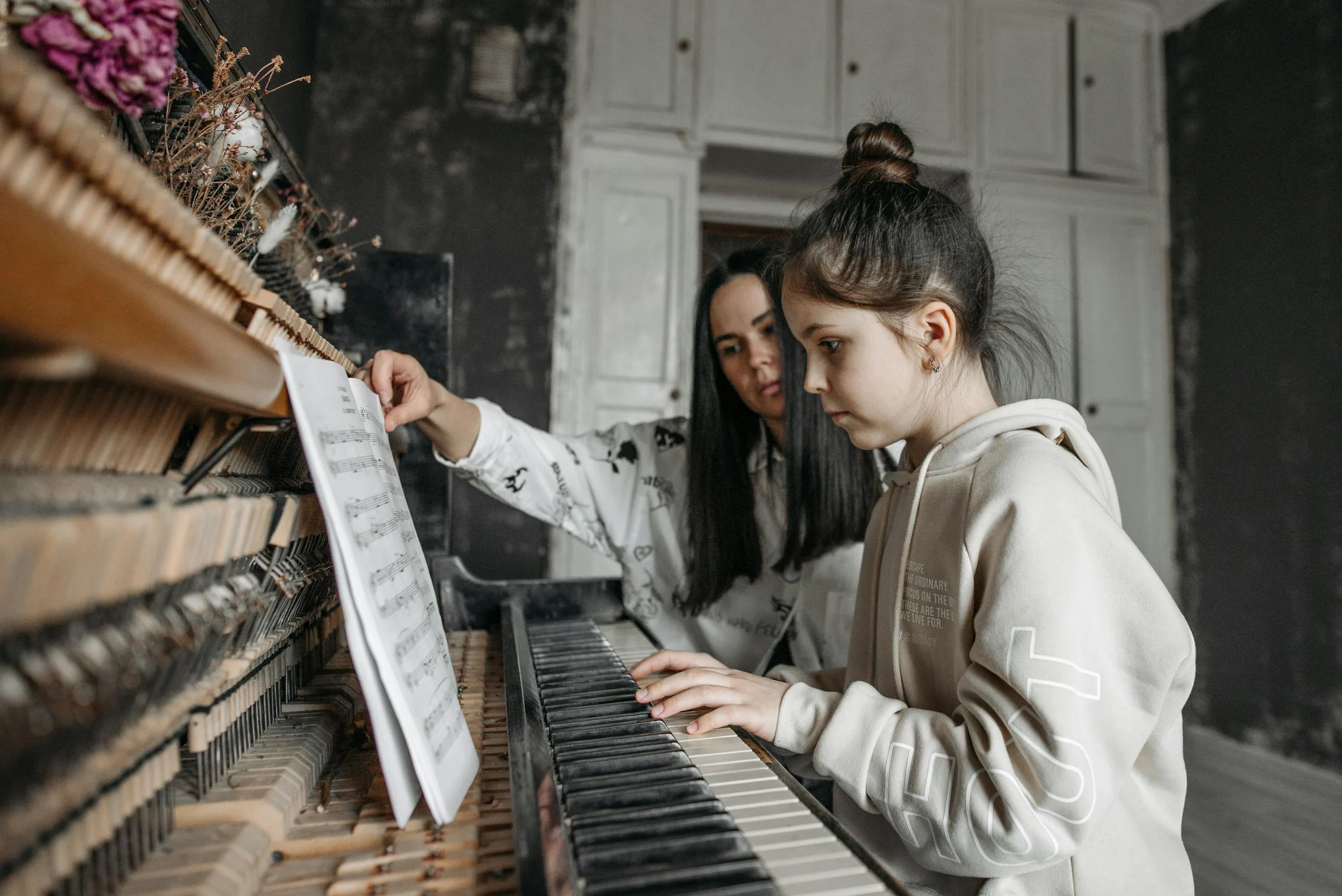 Ein Mädchen spielt mit seiner Mutter Klavier | Quelle: Pexels