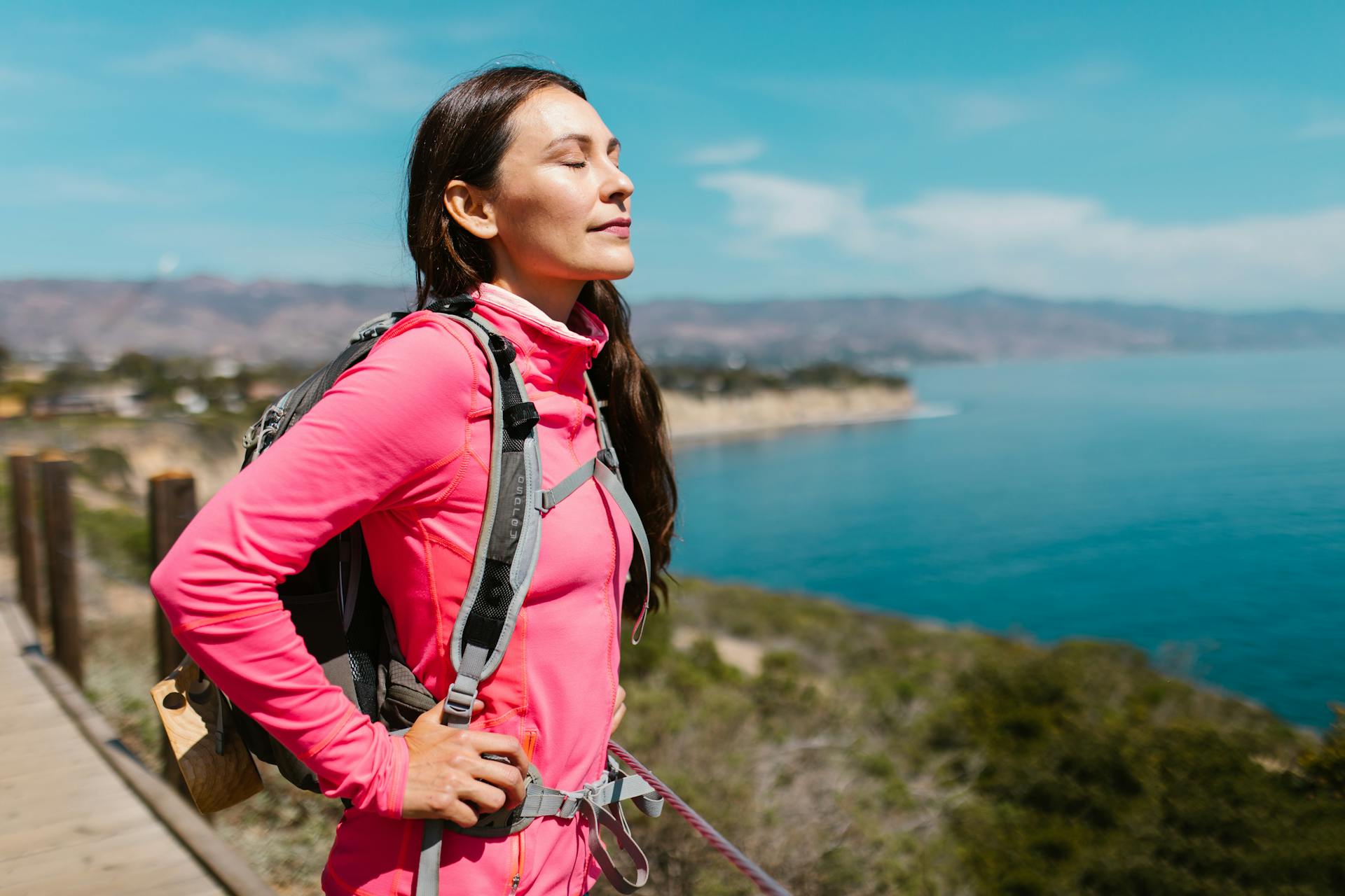 Eine Frau, die eine Wanderung genießt | Quelle: Pexels