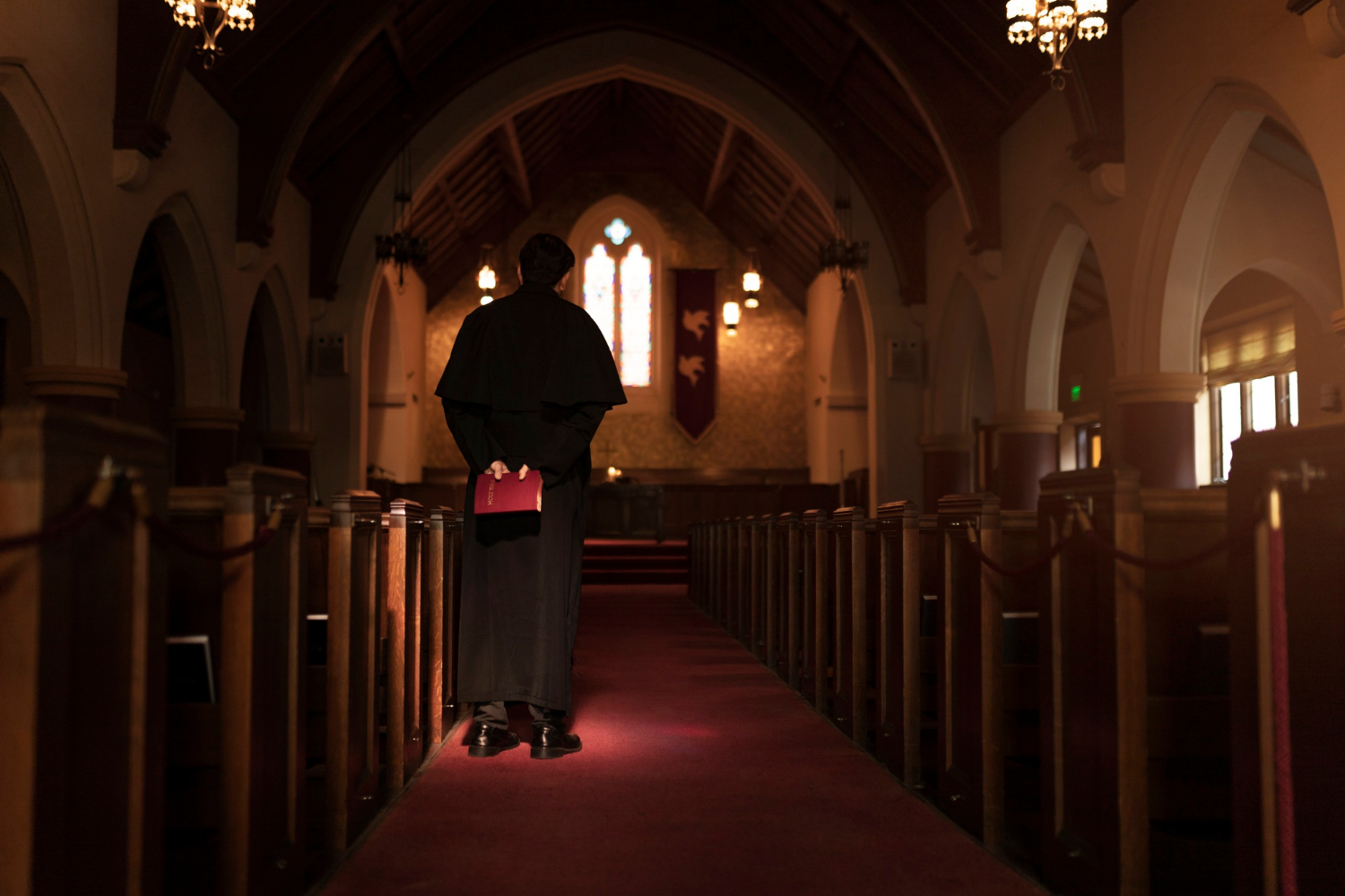 Ein Priester in einer Kirche | Quelle: Freepik
