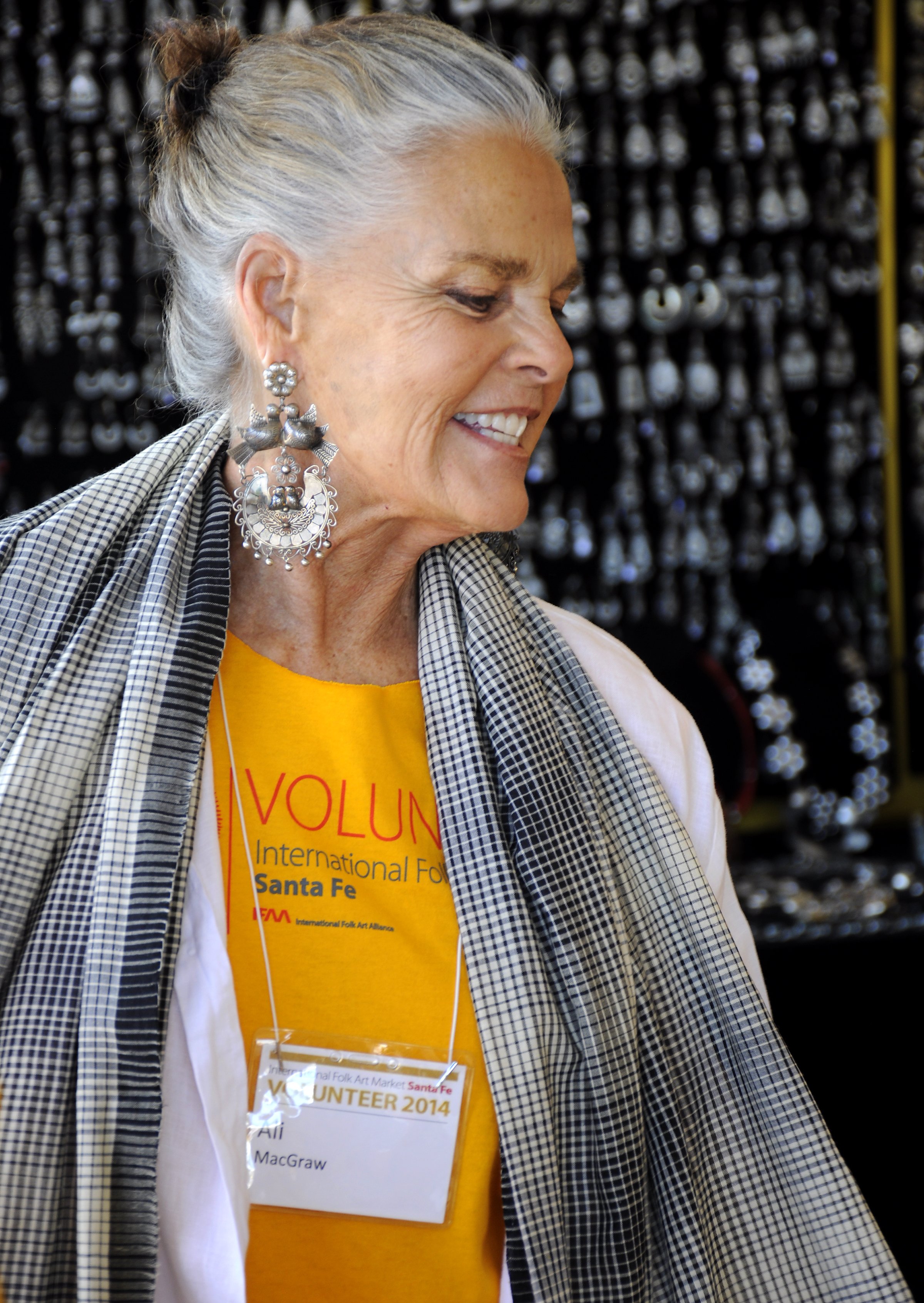 Ali MacGraw arbeitet als Freiwillige auf dem jährlichen International Folk Art Market am 13. Juli 2014 in Santa Fe, New Mexico | Quelle: Getty Images