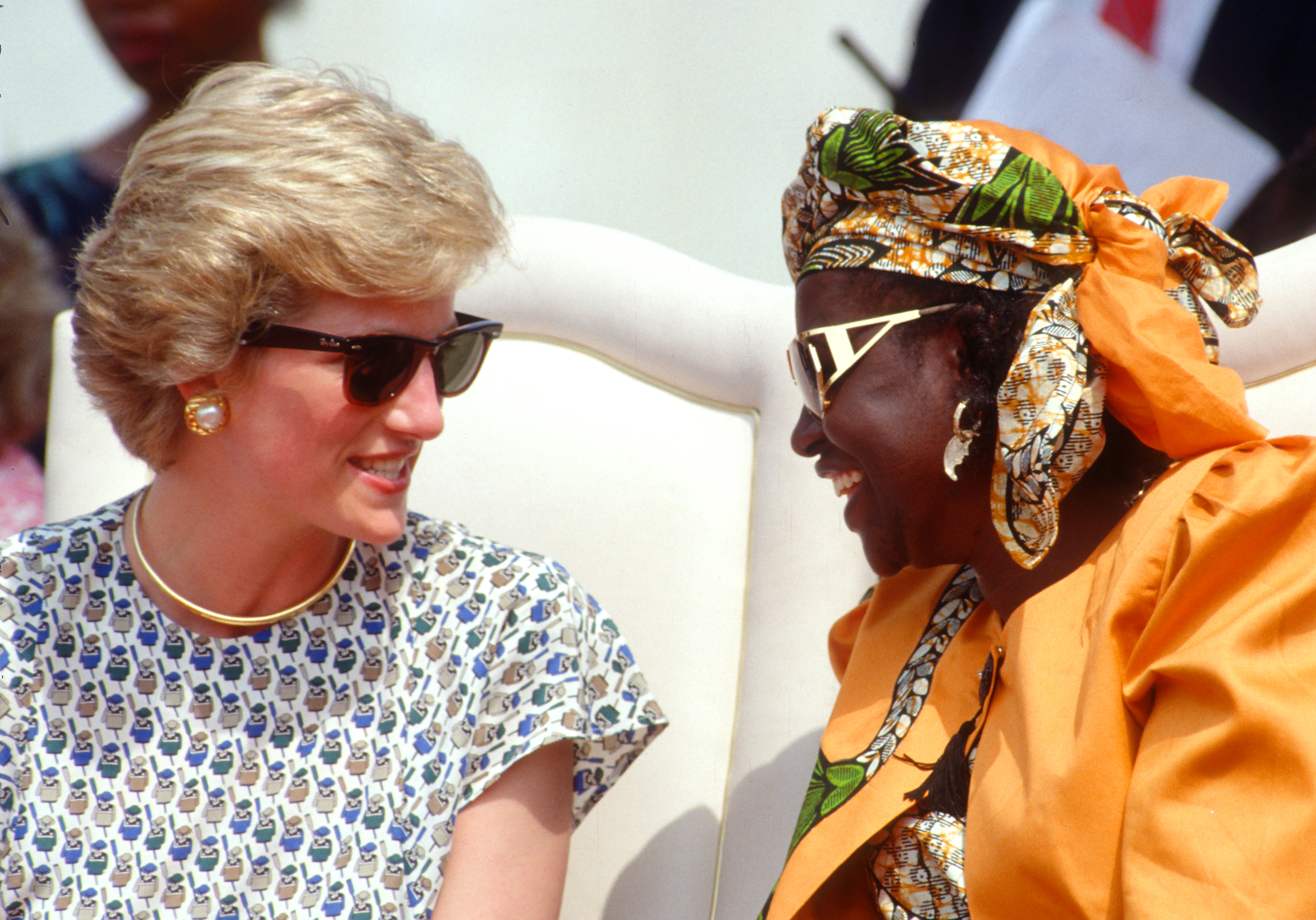 Prinzessin Diana von Wales spricht mit der nigerianischen First Lady Maryam Babangida, als sie am 16. März 1990 auf dem Tafawa Balewa Square in Lagos, Nigeria, an einer Frauenmesse für ein besseres Leben für die Landbevölkerung teilnehmen. | Quelle: Getty Images