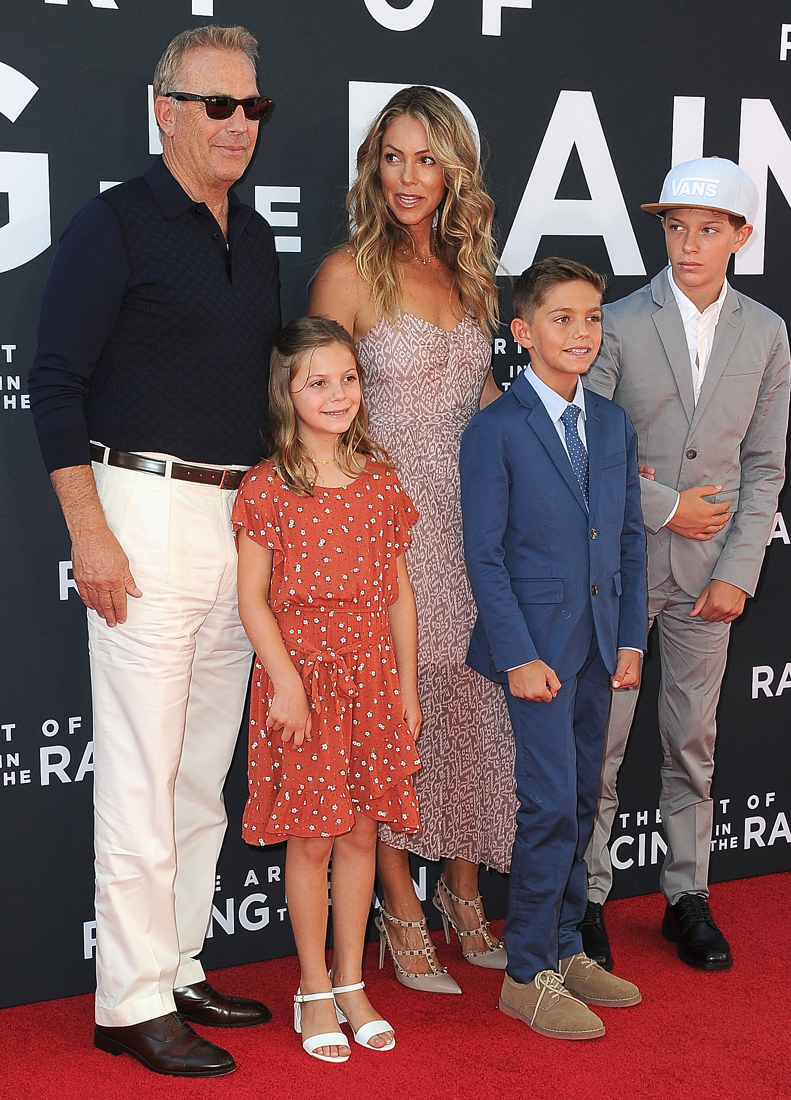 Grace Avery, Kevin und Hayes Logan Costner, Christine Baumgartner und Cayden Wyatt Costner bei der Premiere von "The Art of Racing In The Rain" am 1. August 2019 in Los Angeles, Kalifornien | Quelle: Getty Images