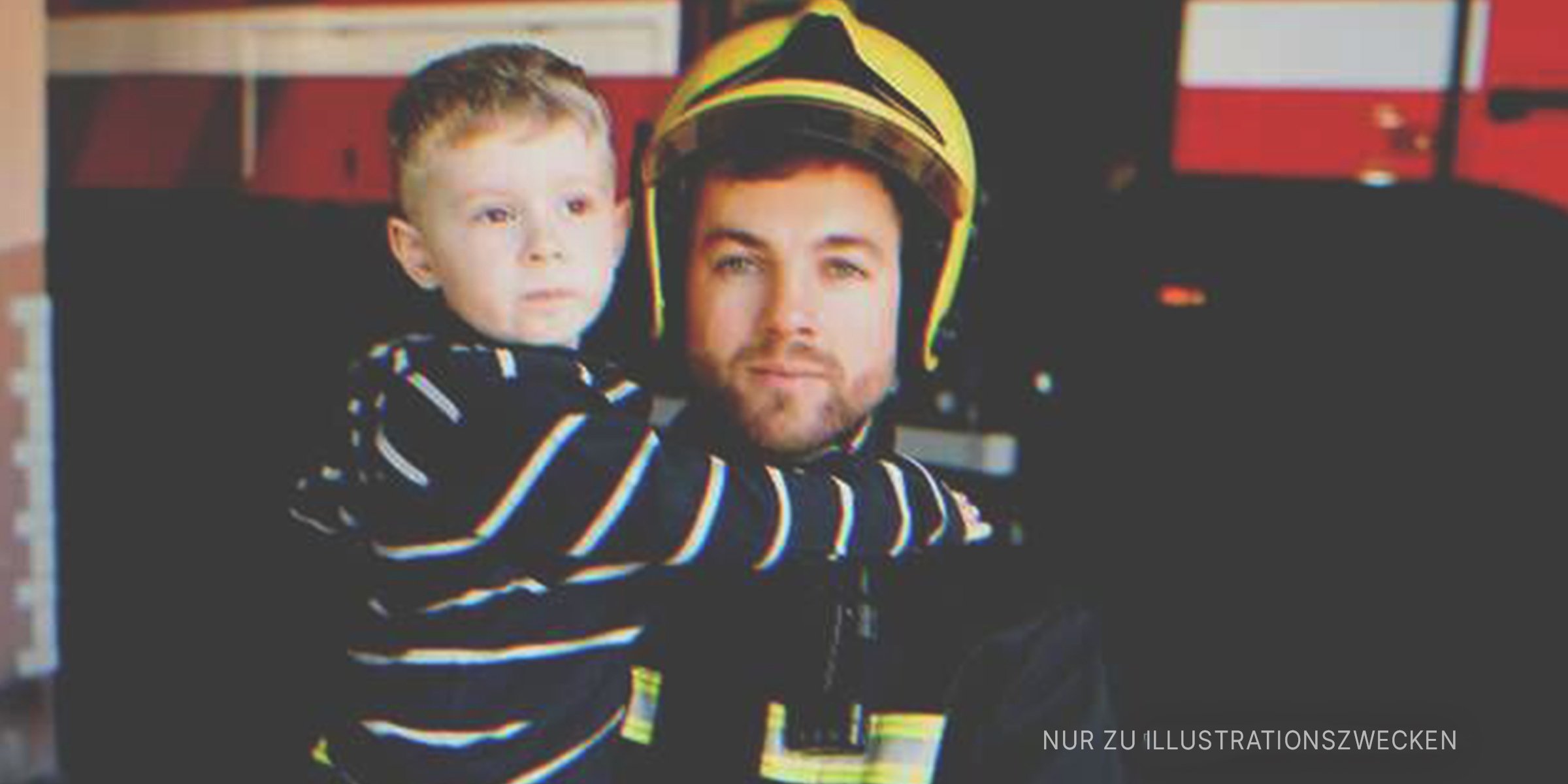 Feuerwehrmann umarmt einen Jungen. | Quelle: Shutterstock