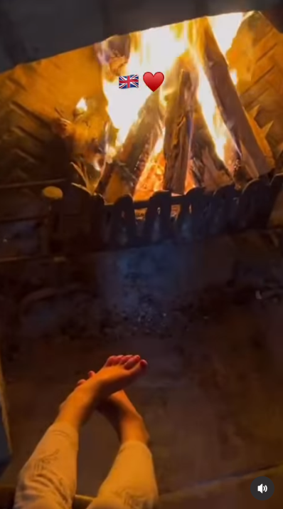 Zum Ausflug der Familie aufs Land gehörte auch ein ruhigerer Moment am knisternden Lagerfeuer, was das Bild eines entspannteren britischen Lebens der Sussexes noch unterstreicht. Von Outdoor-Abenteuern bis hin zu den Details, die den Zuschauern an Archies Stimme aufgefallen sind – Meghans erstes Video aus Großbritannien bietet ihren Followern jede Menge zu entdecken. | Quelle: Instagram/meghan