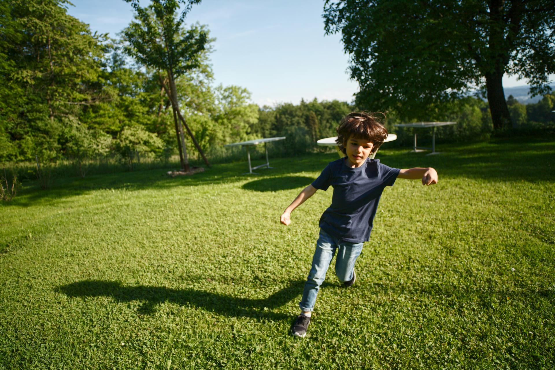 Ein Junge rennt auf dem Gras | Quelle: Pexels