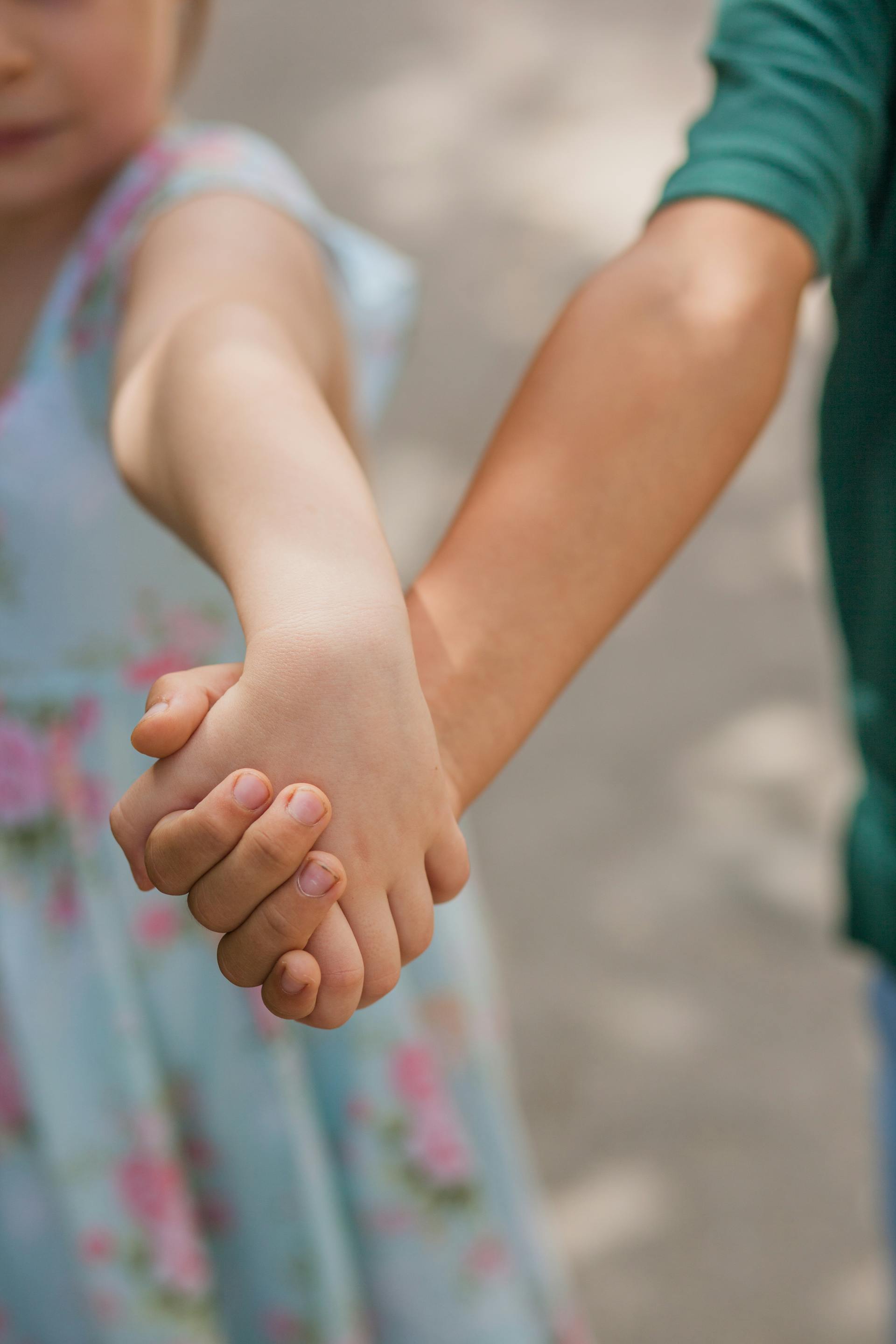 Kinder halten sich an den Händen | Quelle: Pexels
