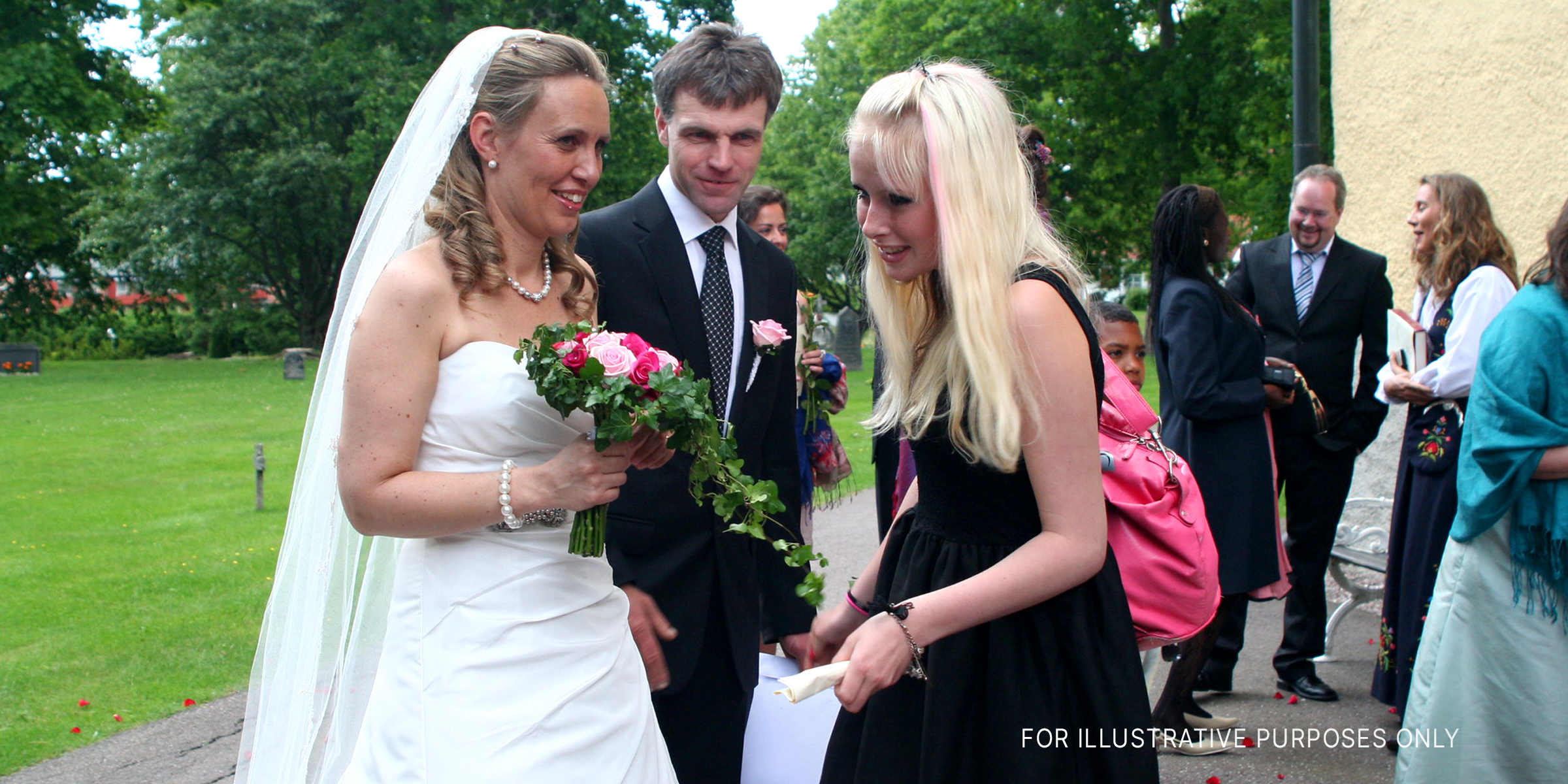 Ich hörte, wie meine Brautjungfern planten, mich um das Geld für meine Hochzeit zu betrügen – ich habe ihnen alles gegeben & sie überlistet