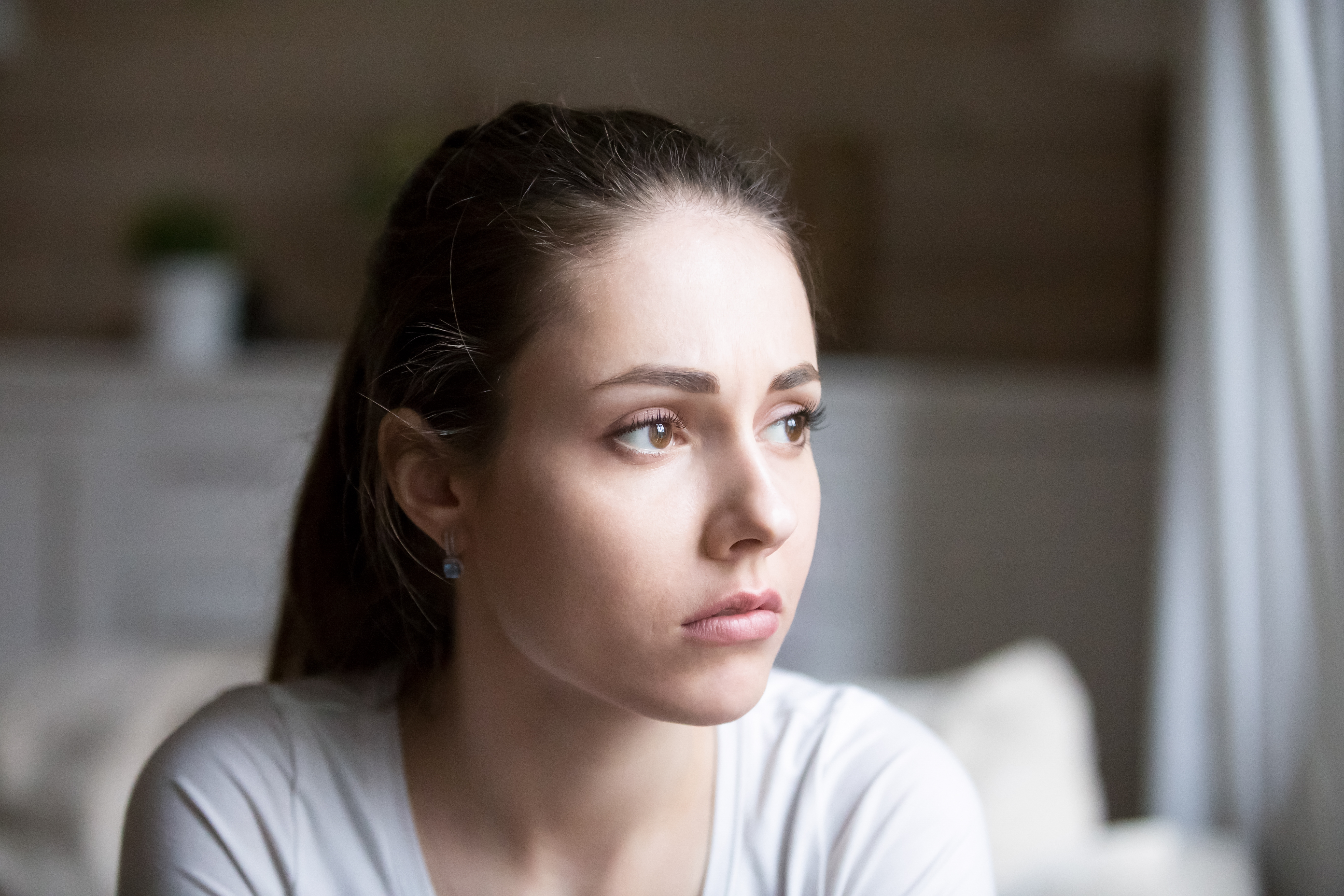 Junge Frau mit traurigem Blick | Quelle: Shutterstock