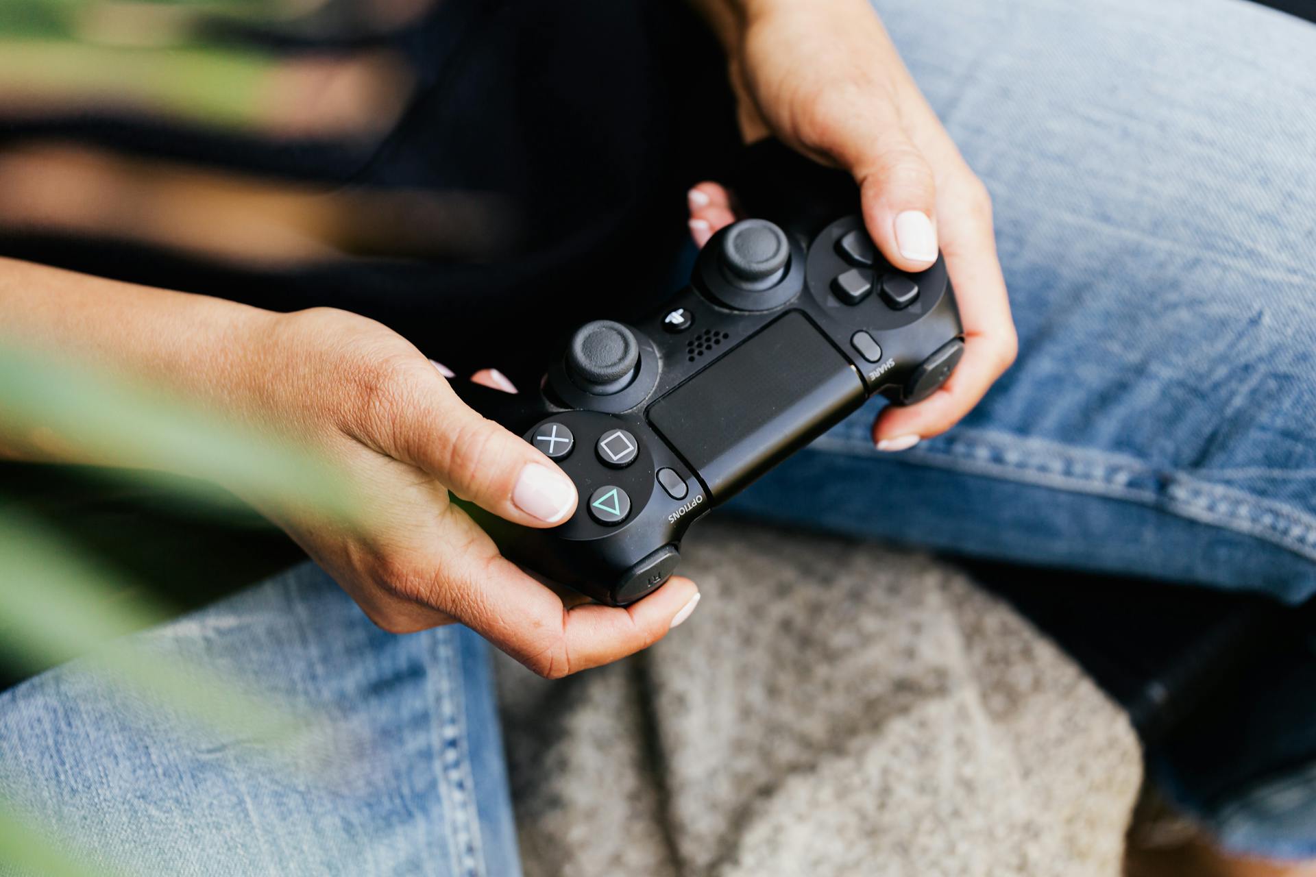 Eine Person hält einen Controller | Quelle: Pexels