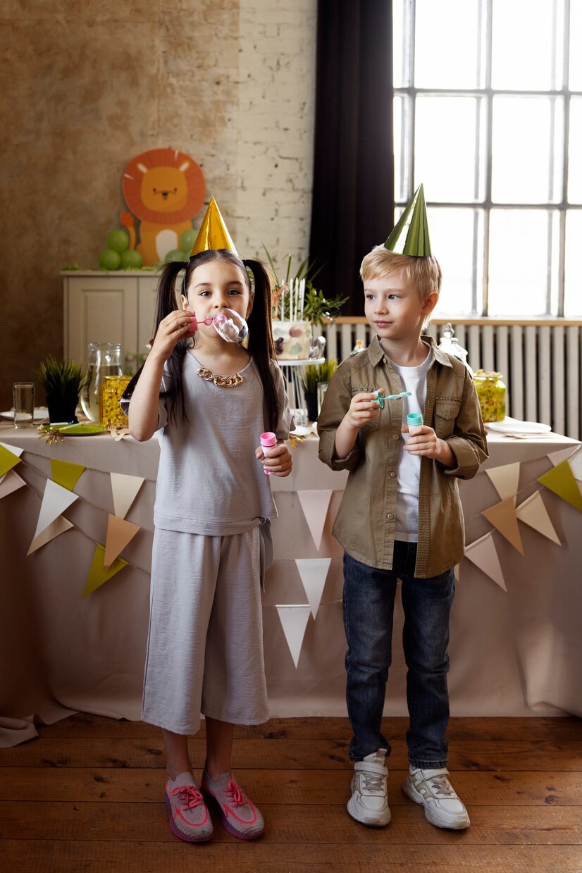 Glückliche Kinder auf einer Party | Quelle: Freepik