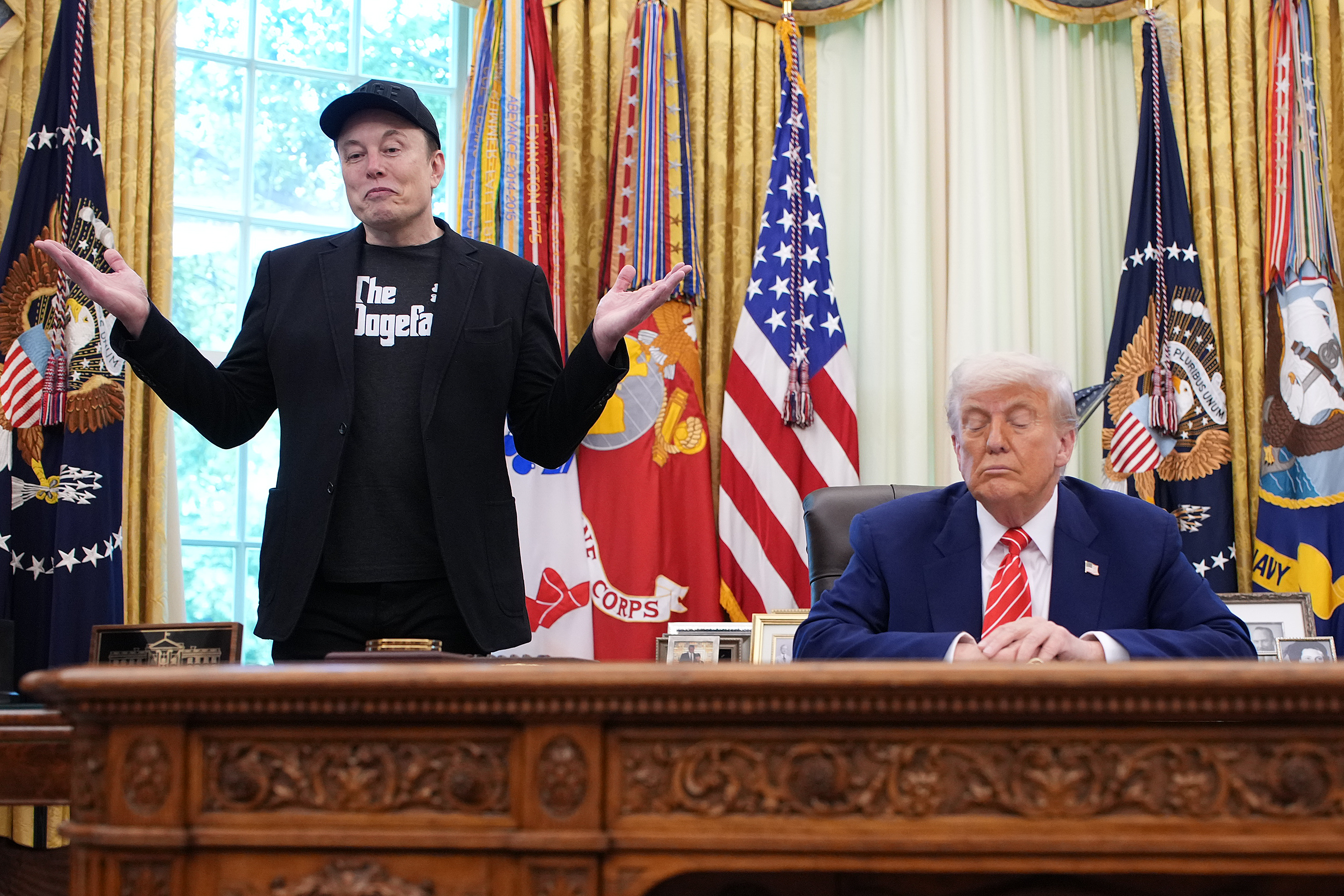 Musk steht neben Präsident Donald Trump im Oval Office. Während der Live-Presseveranstaltung fällt sein geprelltes Auge sofort auf.