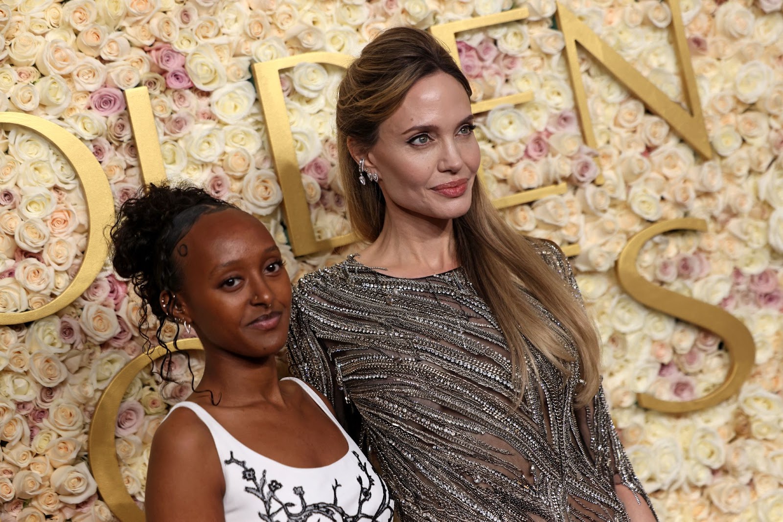 Zahara und Angelina Jolie bei den 82. jährlichen Golden Globe Awards am 5. Januar 2025. | Quelle: Getty Images