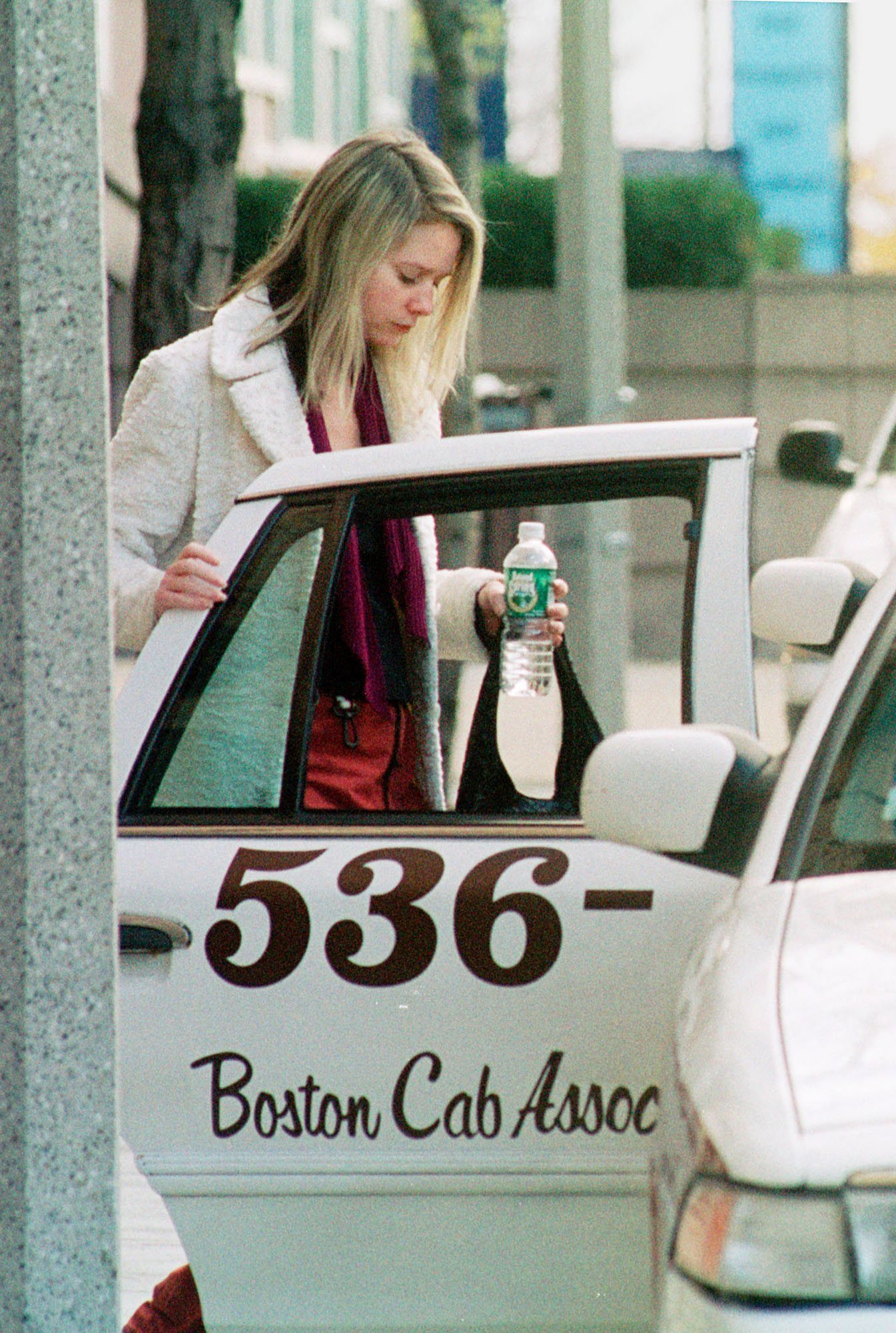 Lee Starkey steigt in Boston in ein Taxi, nachdem er das Brigham and Women's Hospital am 28. November 2001 verlassen hat | Quelle: Getty Images