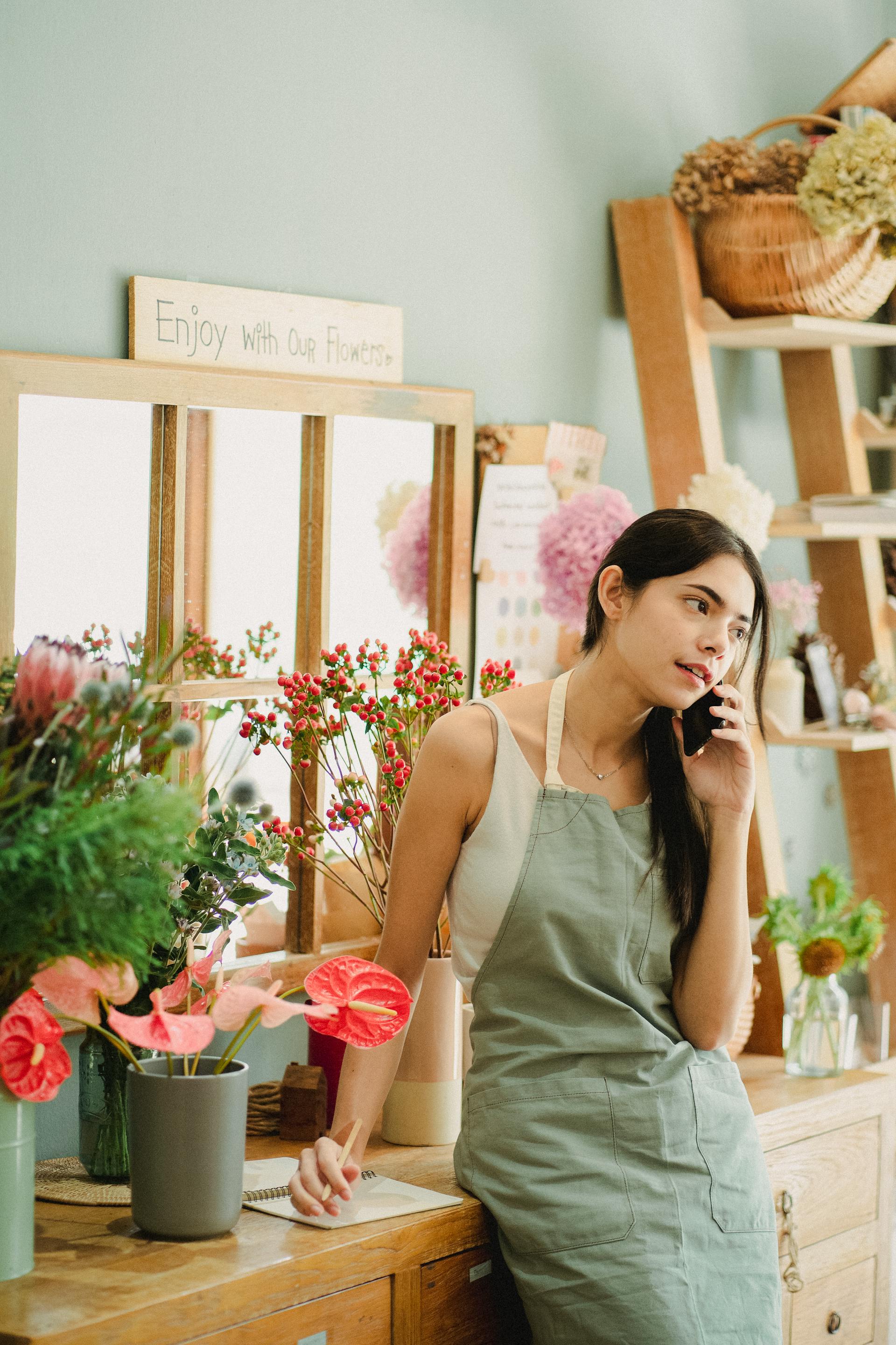 Ein Blumenhändler am Telefon | Quelle: Pexels