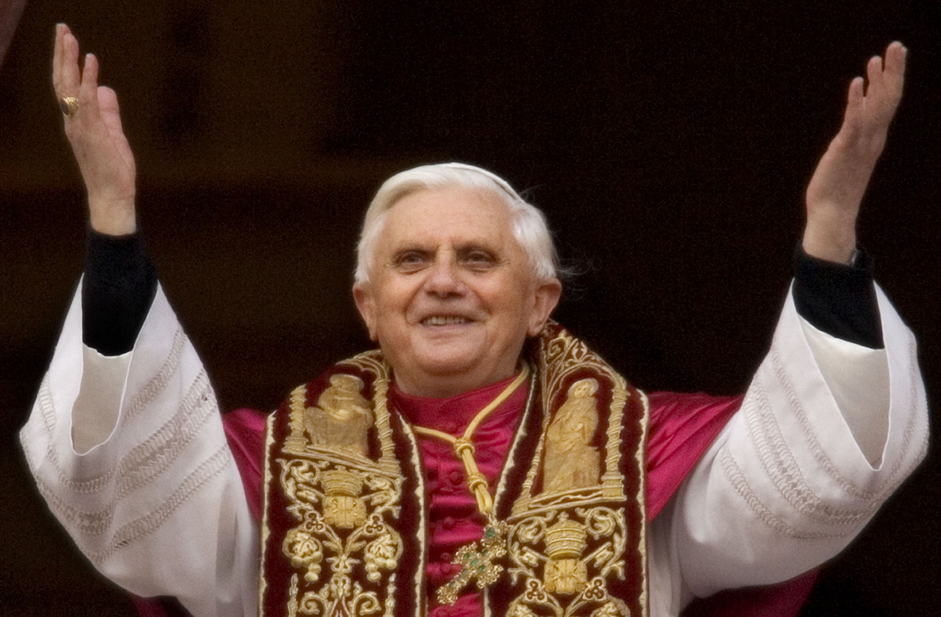 Papst Benedikt XVI. erscheint am 19. April 2005 auf dem zentralen Balkon des Petersdoms in der Vatikanstadt. | Quelle: Getty Images