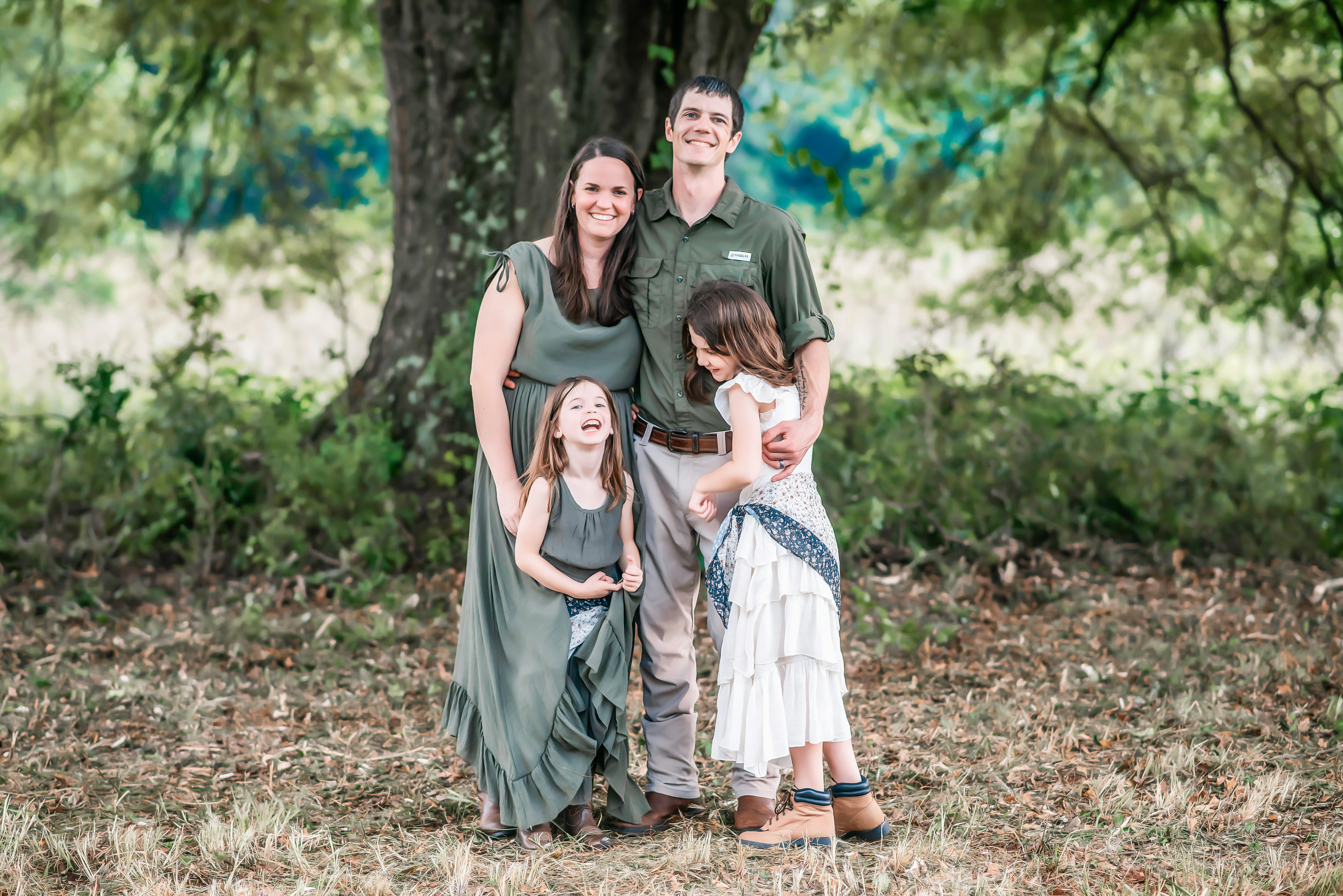 Schöne Familie im Park | Quelle: Pexels