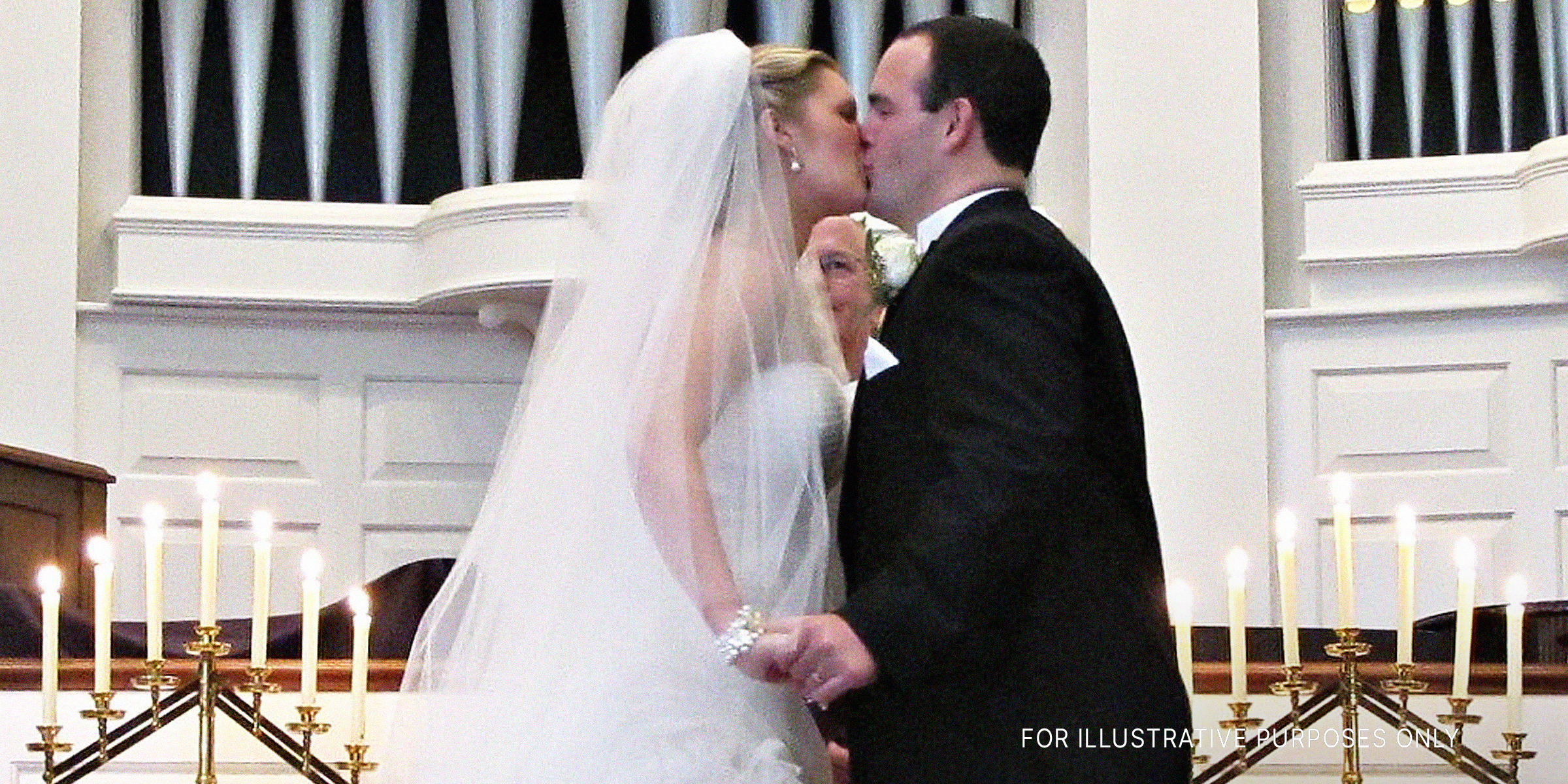 Der erste Kuss eines Paares vor dem Altar | Quelle: Flickr