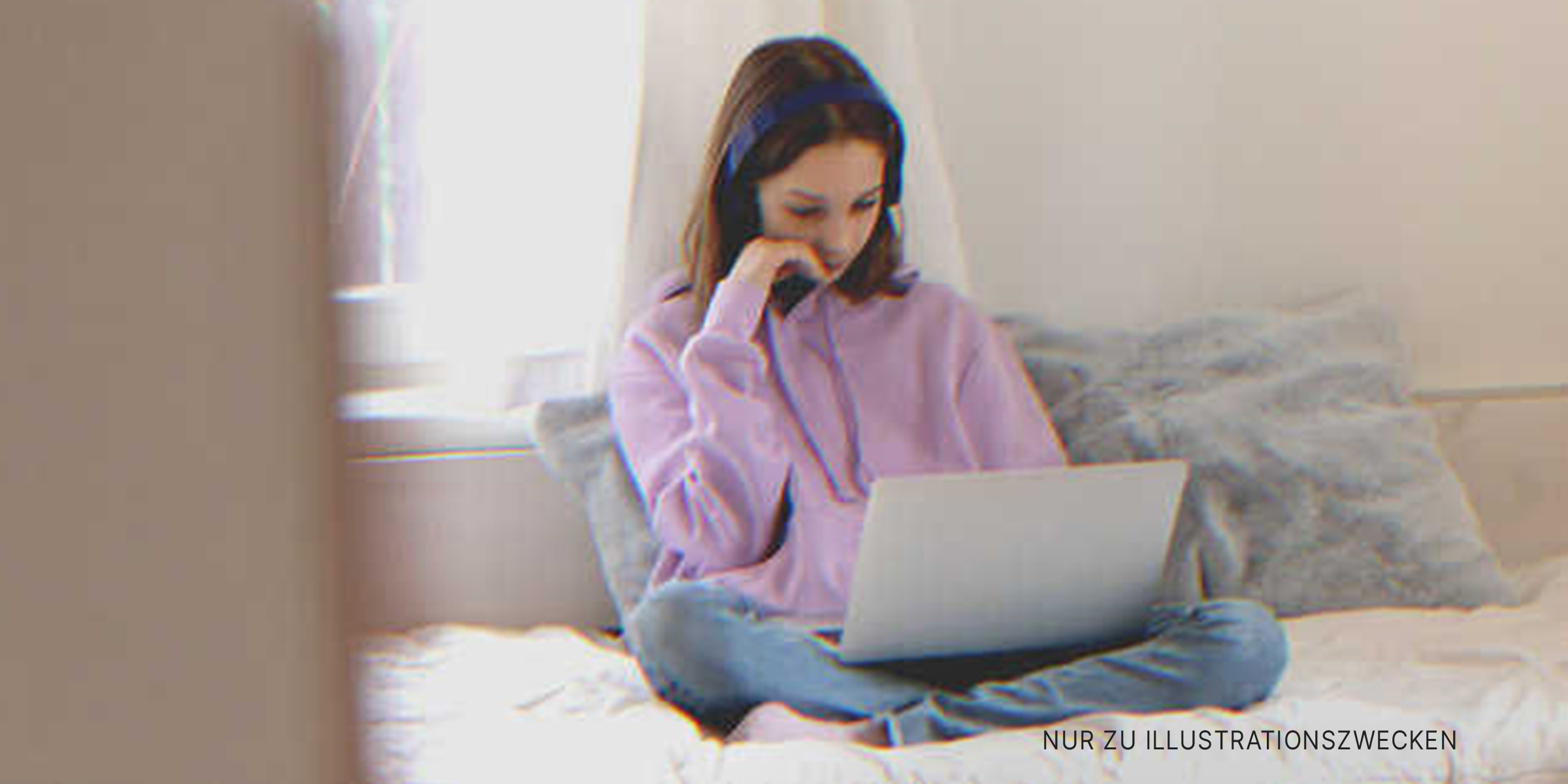 Frau mit Laptop auf Bett | Quelle: Shutterstock