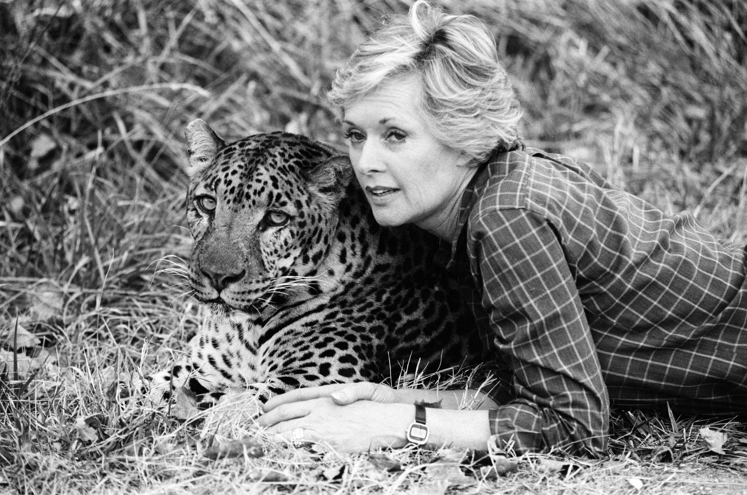 Tippi Hedren mit ihren Tieren auf ihrem Grundstück im San Fernando Valley, am 25. Januar 1982. | Quelle: Getty Images