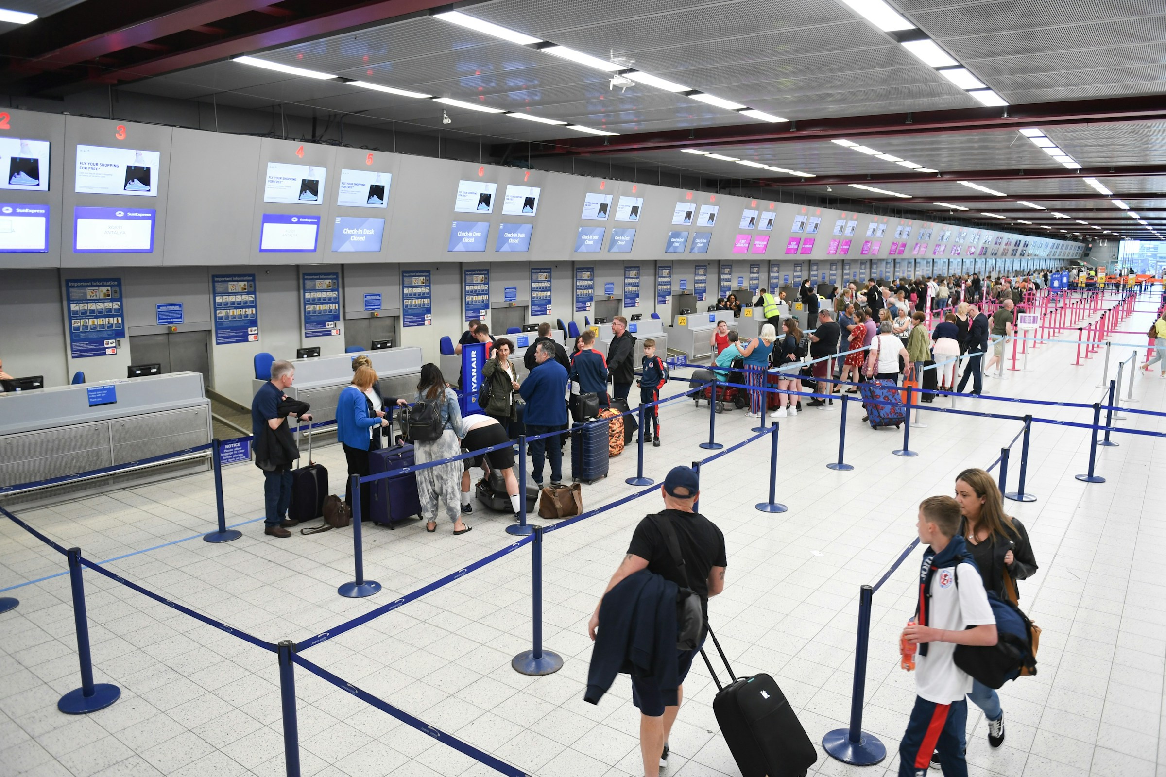 Menschen auf einem Flughafen | Quelle: Unsplash