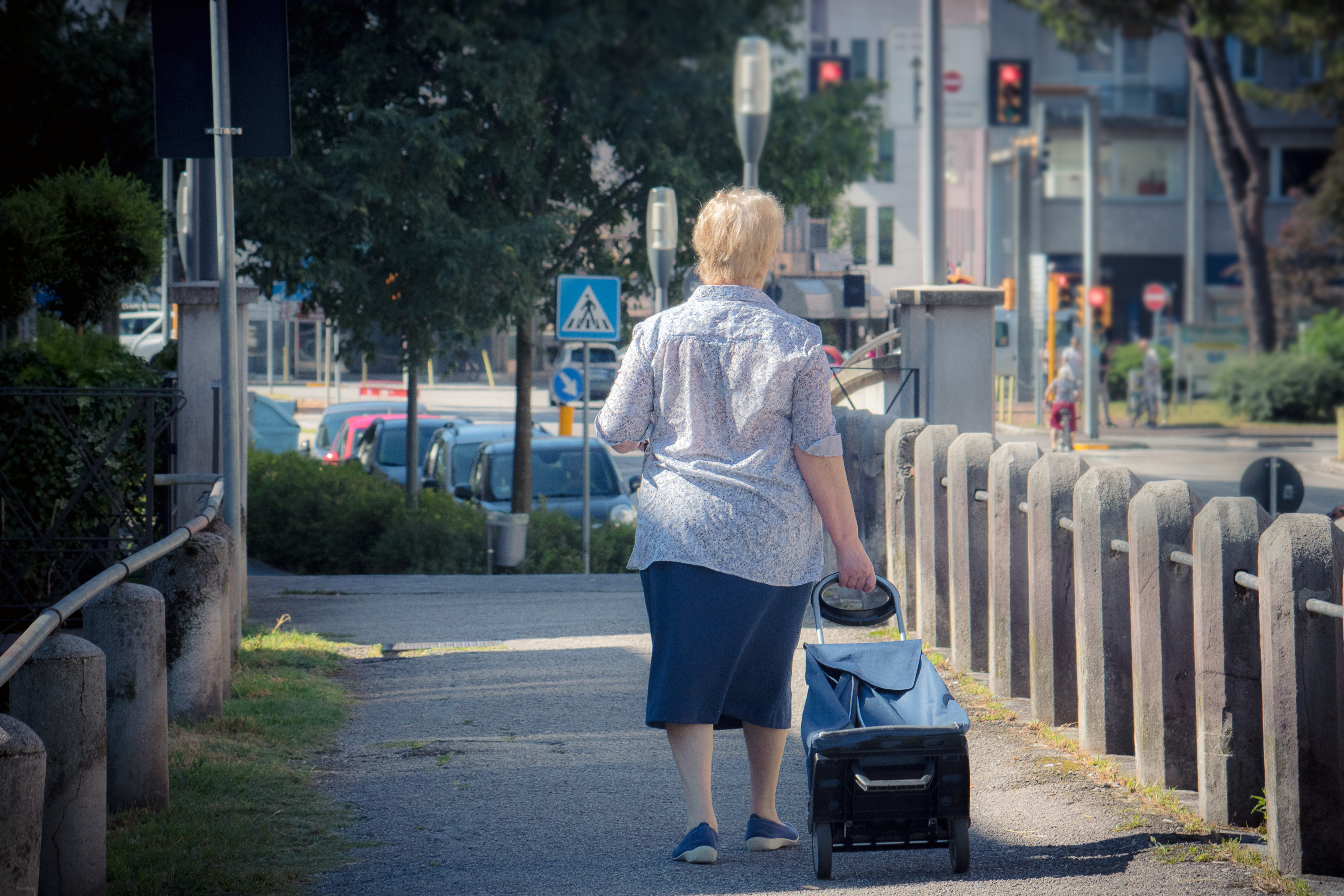 Eine Frau, die mit einer Trolley-Tasche geht | Quelle: Shutterstock