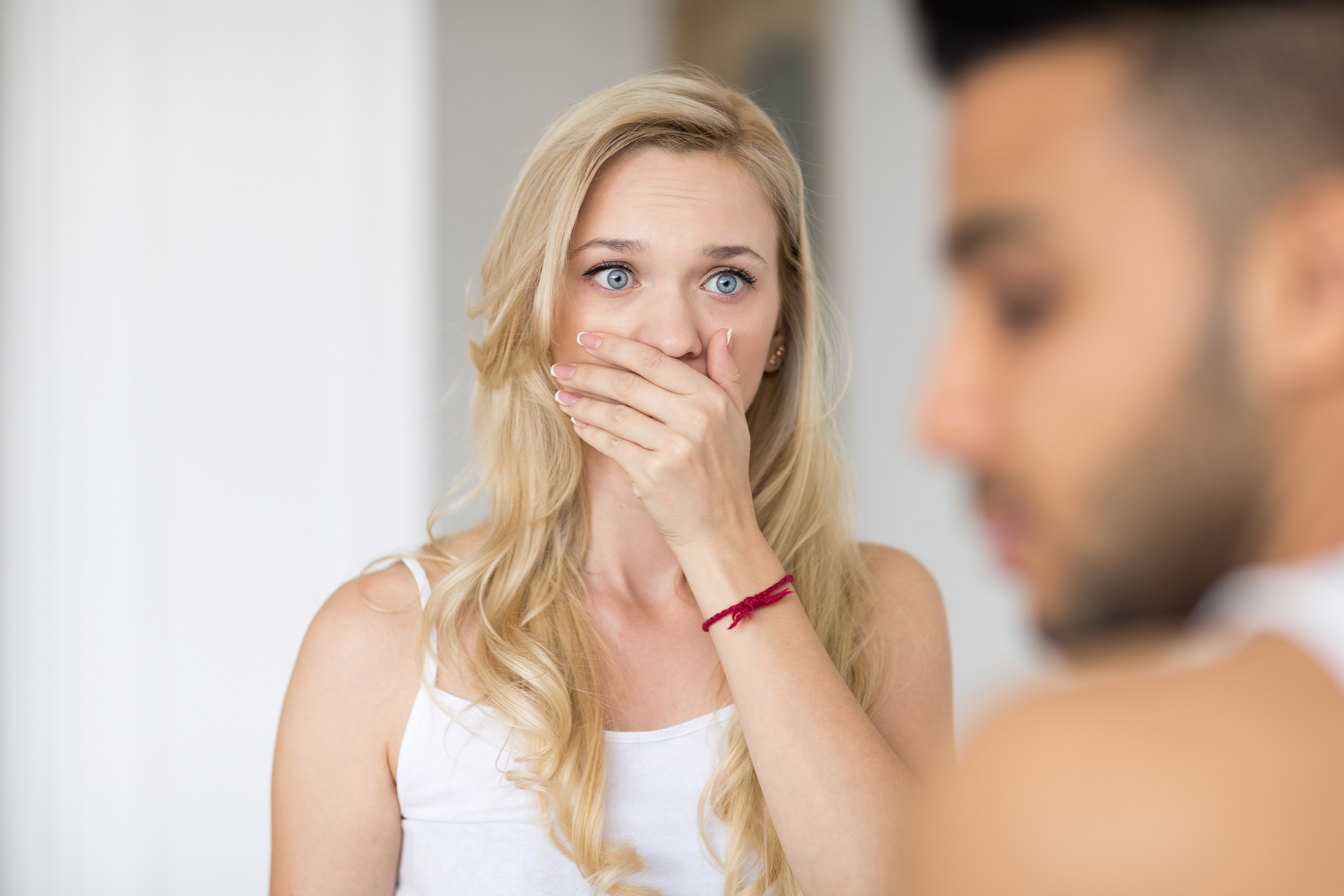 Eine schockierte Frau schaut einen Mann an | Quelle: Shutterstock
