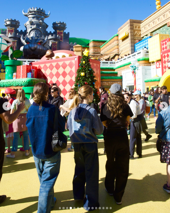 Jessica Alba und ihre beiden Töchter schlendern durch die Universal Studios Hollywood, gepostet am 3. Januar 2025 | Quelle: Instagram.com/jessicaalba