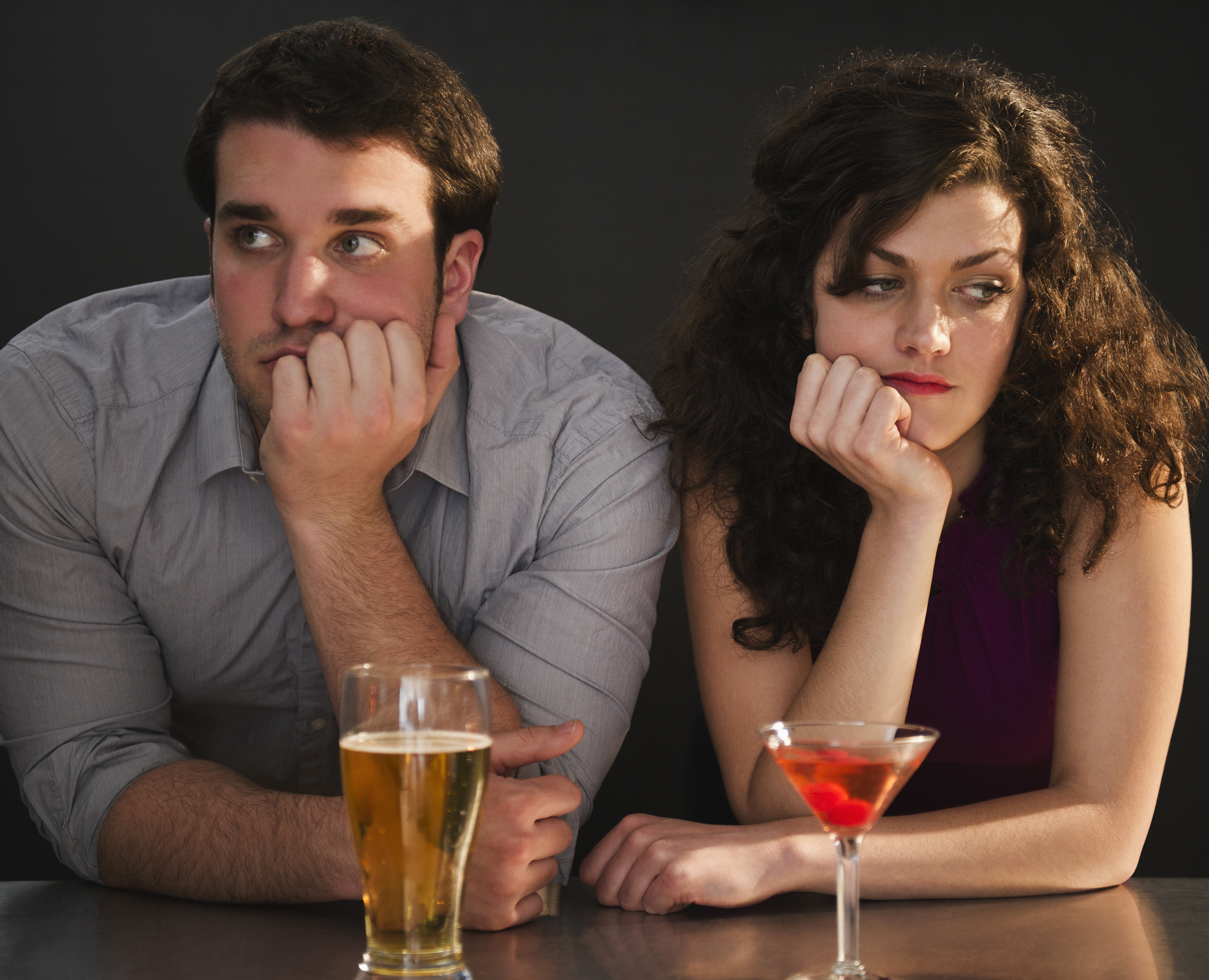 Gelangweiltes Paar an einer Bar | Quelle: Getty Images