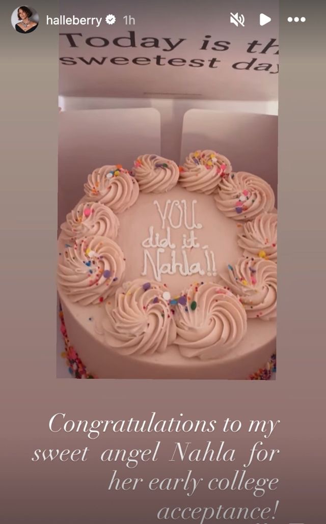 Halle Berry hat diese Instagram-Story geteilt, um Nahlas vorzeitige Zulassung zum College zu feiern. Sie postete ein Bild von einer rosa Torte mit der Botschaft „Du hast es geschafft, Nahla!!“ und nannte ihre Tochter ihren „süßen Engel“. | Quelle: Instagram Stories via @halleberry