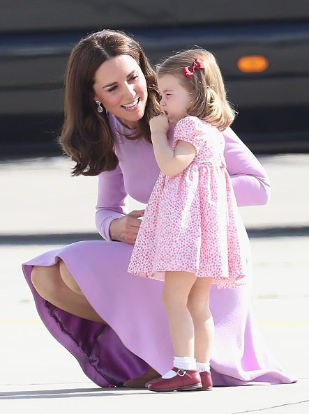 Kate Middleton und Prinzessin Charlotte, Hamburg, Deutschland, 2017 | Quelle: Getty Images
