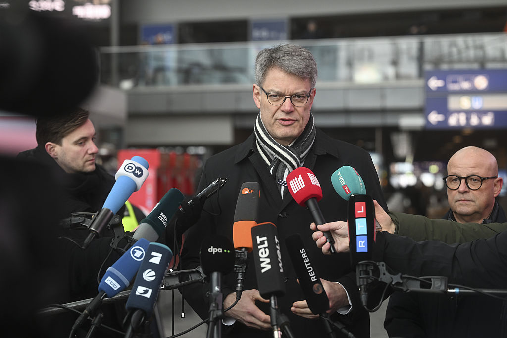 BERLIN, DEUTSCHLAND – 4. FEBRUAR: Der deutsche Verkehrsminister Patrick Schnieder spricht vor der Presse, nachdem er an einer Schweigeminute im Berliner Hauptbahnhof teilgenommen hat, um des 36-jährigen türkischen Zugbegleiters Serkan C. zu gedenken, der in einem Zug von einem Schwarzfahrer tödlich angegriffen wurde | Quelle: Getty Images