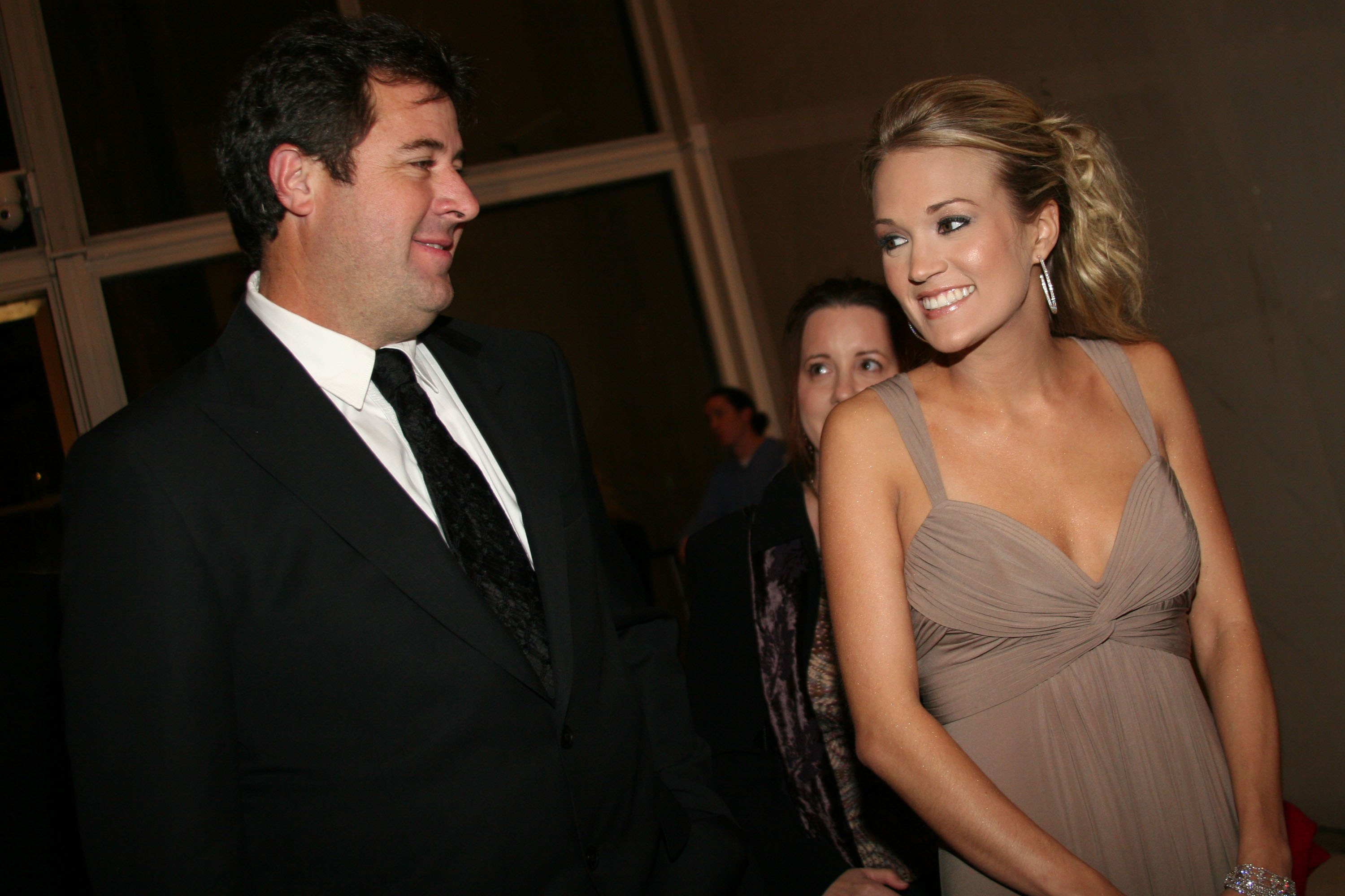 Carrie posierte während der Feier auch gemeinsam mit Vince Gill; Gill sang „I Will Always Love You“ als Teil der musikalischen Hommage an Dolly. | Quelle: Getty Images