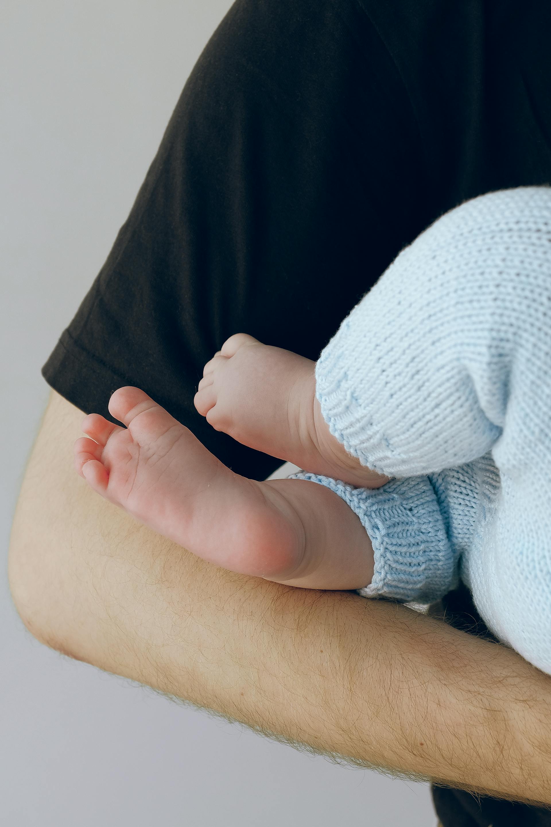 Ein Mann hält ein Baby | Quelle: Pexels