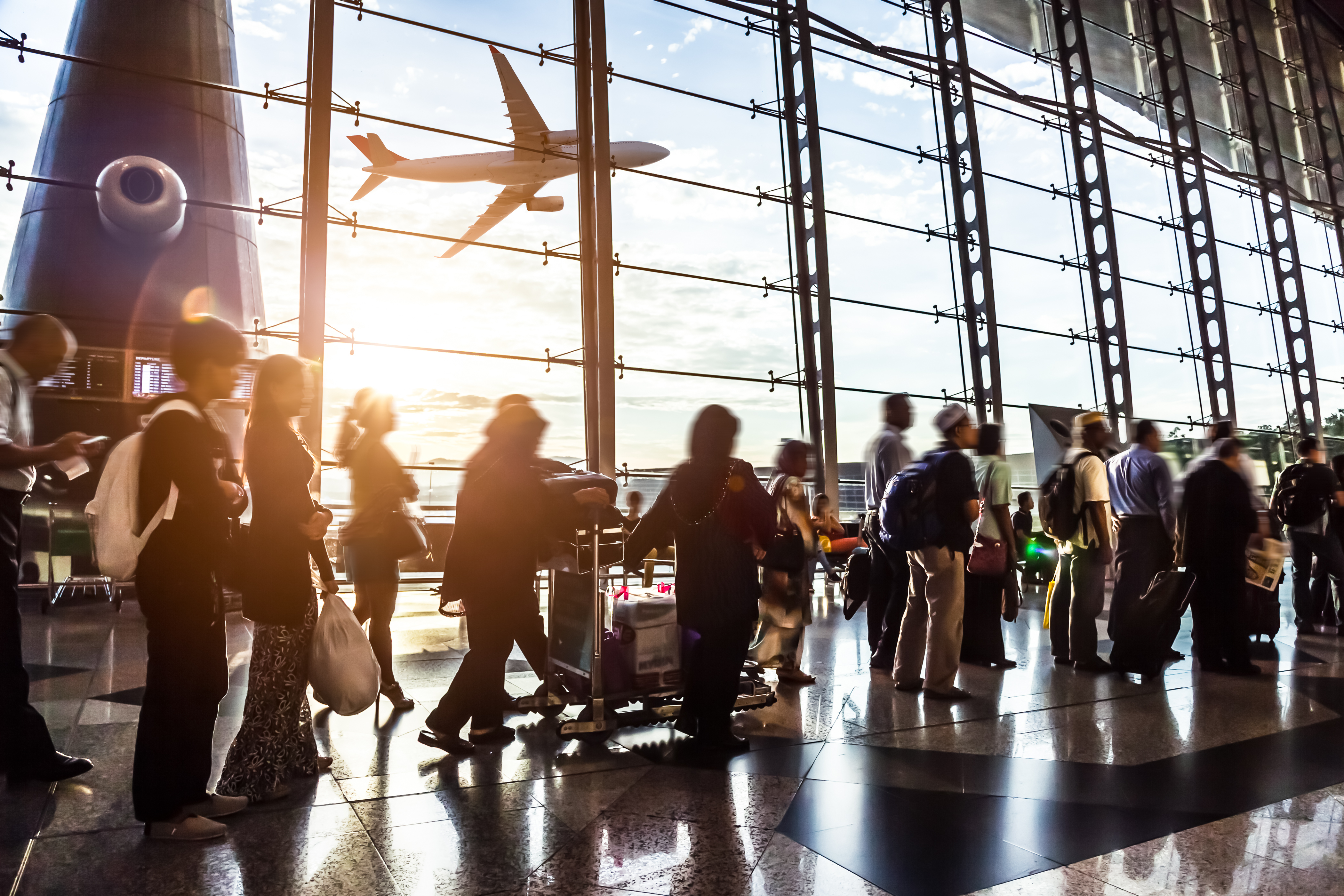 Menschen auf dem Flughafen | Quelle: Shutterstock