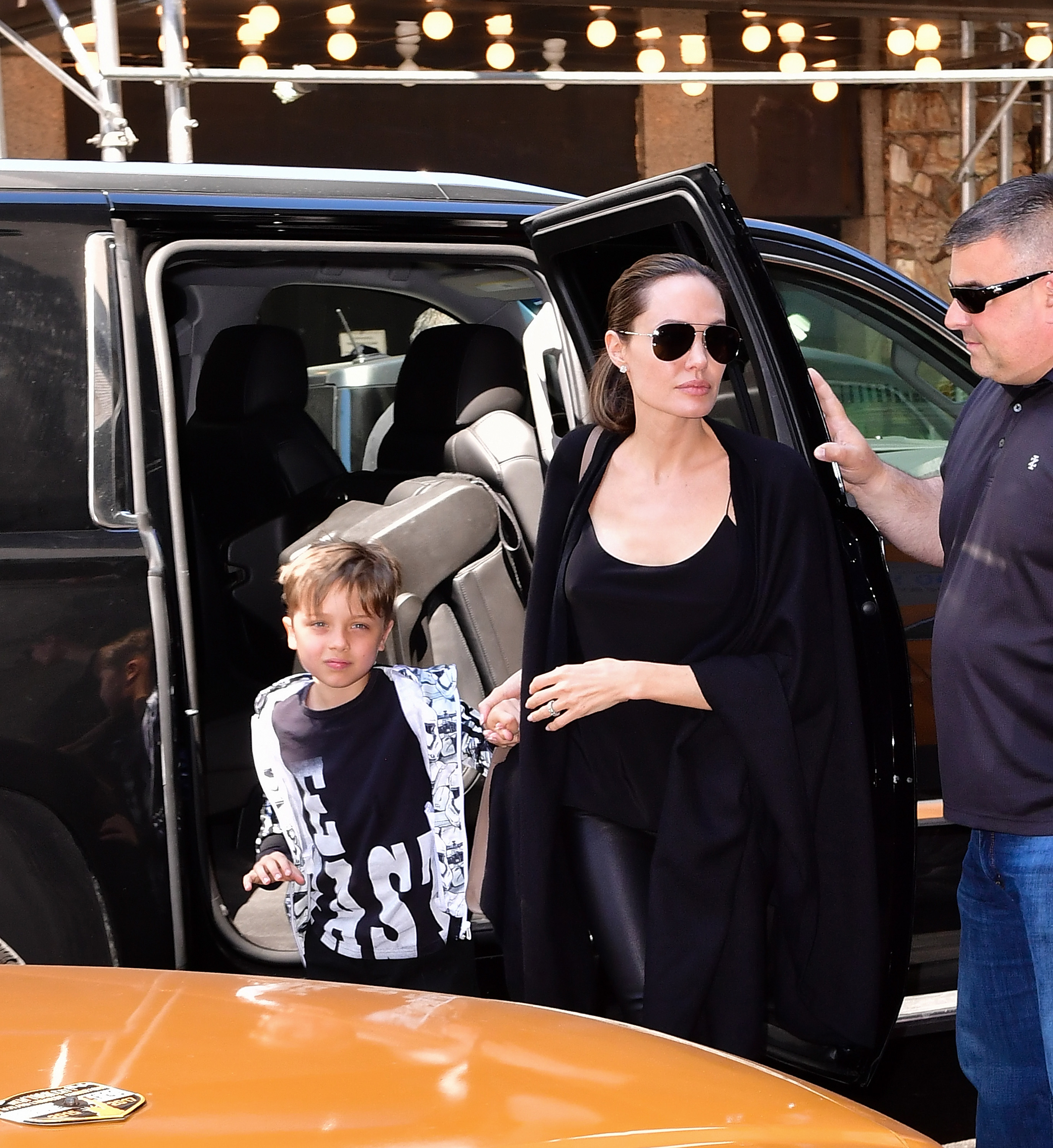 Knox Jolie-Pitt und Angelina Jolie kommen am 19. Juni 2016 zum Broadway-Musical „Hamilton“ | Quelle: Getty Images