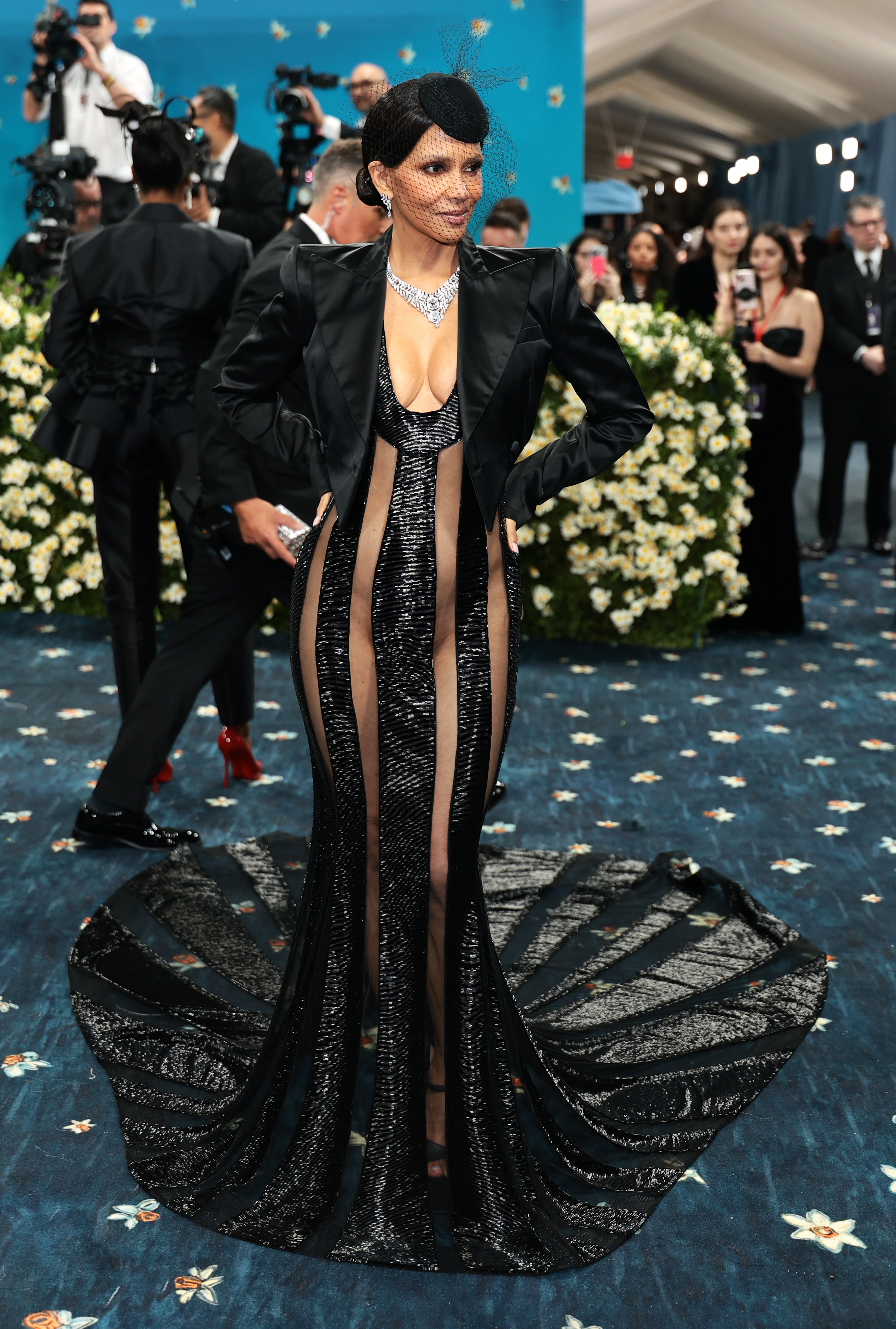 Halle Berry wird bei der Met Gala zur Feier von „Superfine: Tailoring Black Style“ am 5. Mai 2025 in New York fotografiert | Quelle: Getty Images