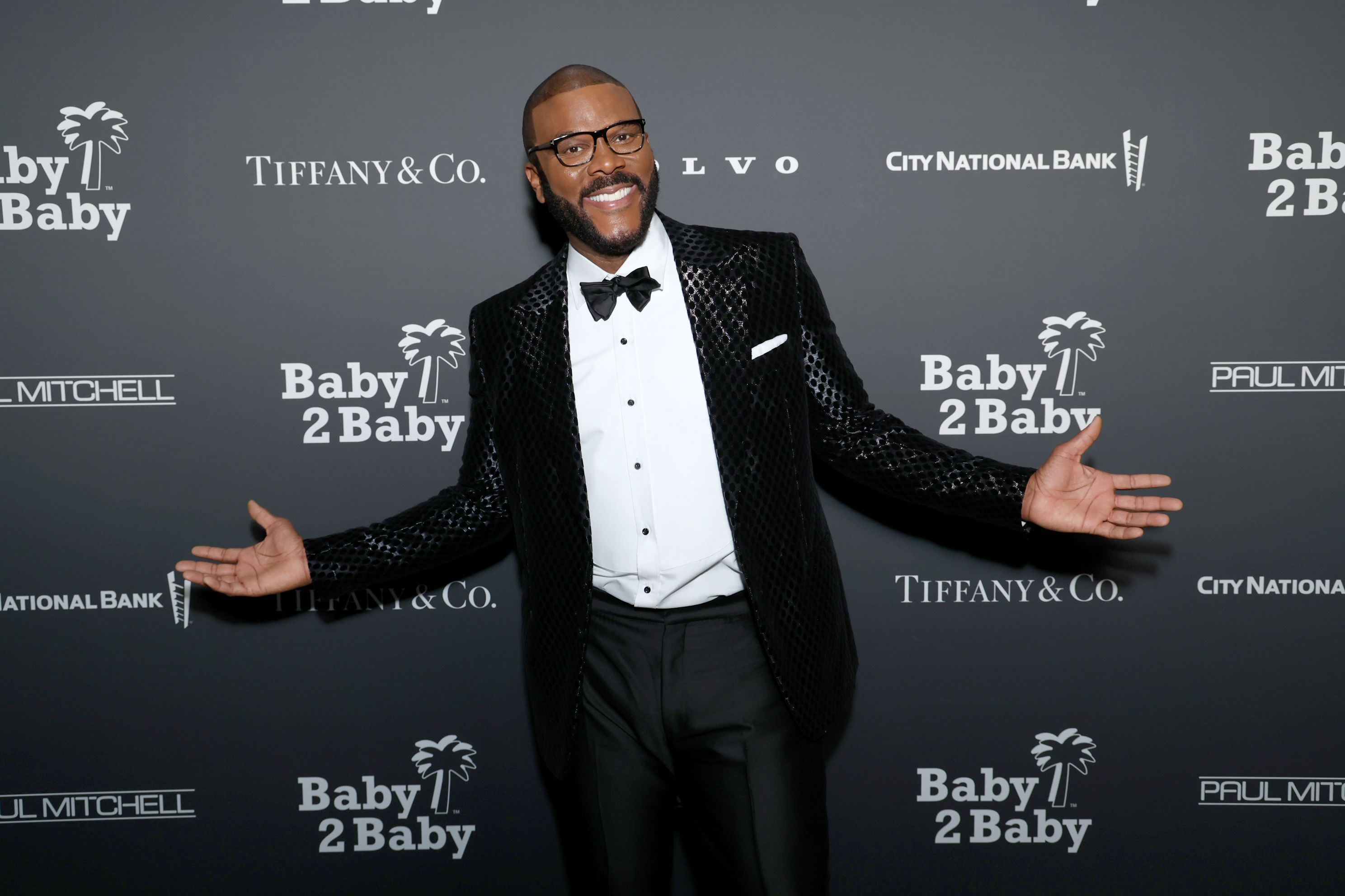 Der Eigentümer ist Tyler Perry, und er ist der Mann, der Harry und Meghan bei sich aufgenommen hat. Perry bot dem Paar eine Unterkunft in einer seiner Villen in Hollywood an, angeblich kostenlos. Außerdem stellte er ihnen sein Sicherheitsteam zur Verfügung. | Quelle: Getty Images