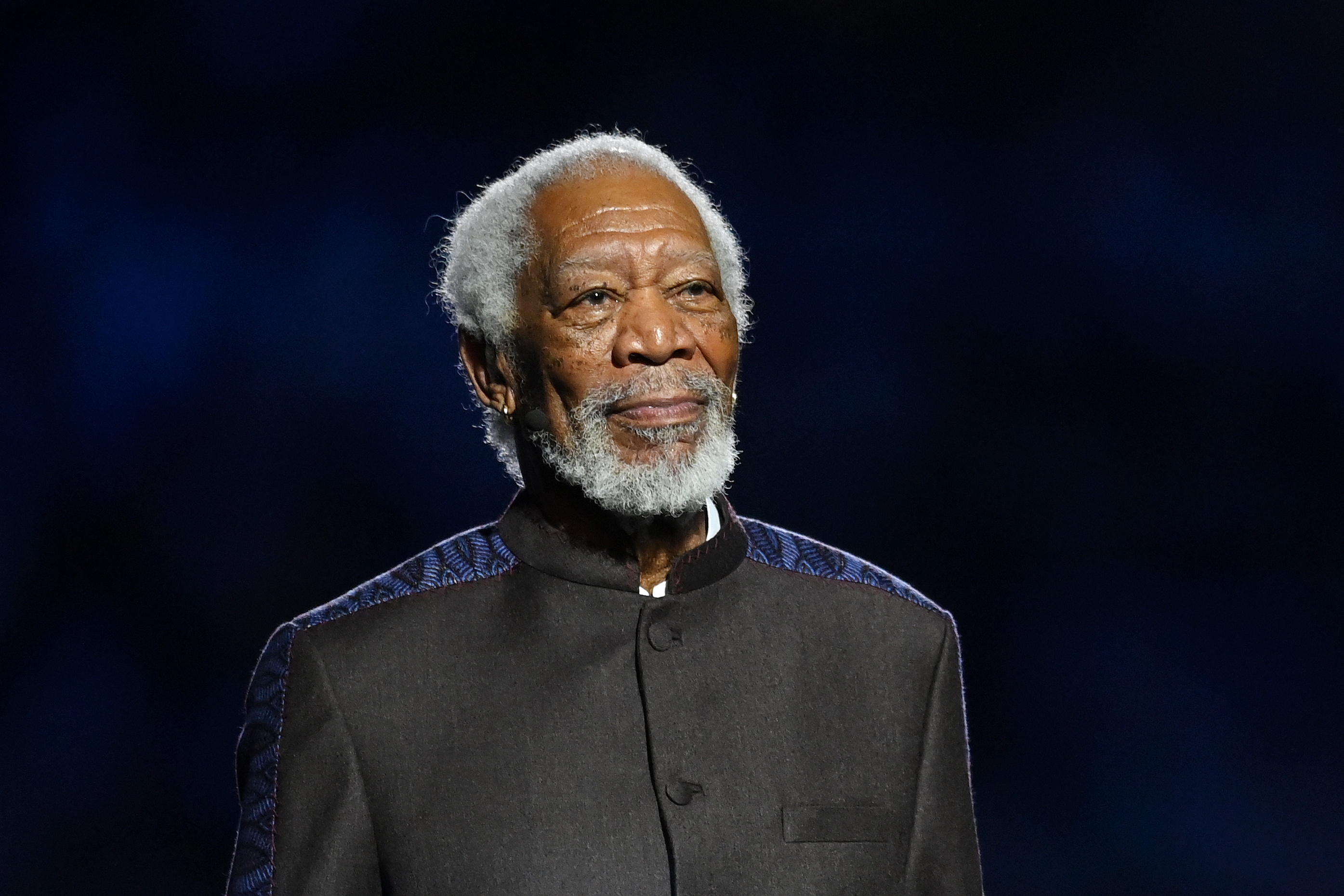 Morgan Freeman tritt bei der Eröffnungsfeier der Gruppen-Eröffnung der FIFA Fussball-Weltmeisterschaft Katar 2022 auf | Quelle: Getty Images