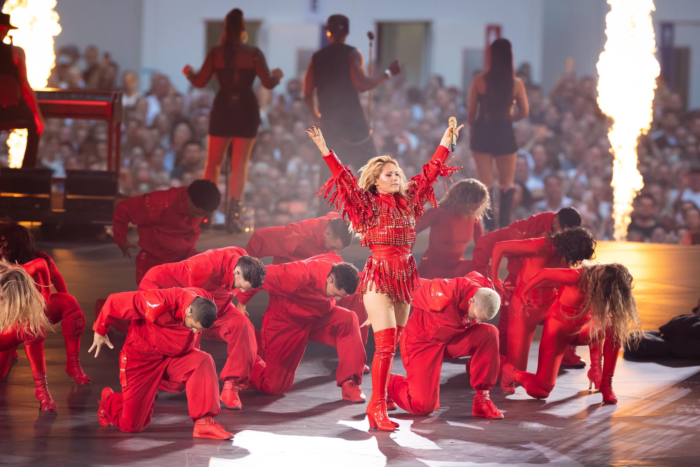 Helene Fischer performt mit ihren Tänzern bei einem Konzert | Quelle: Getty Images