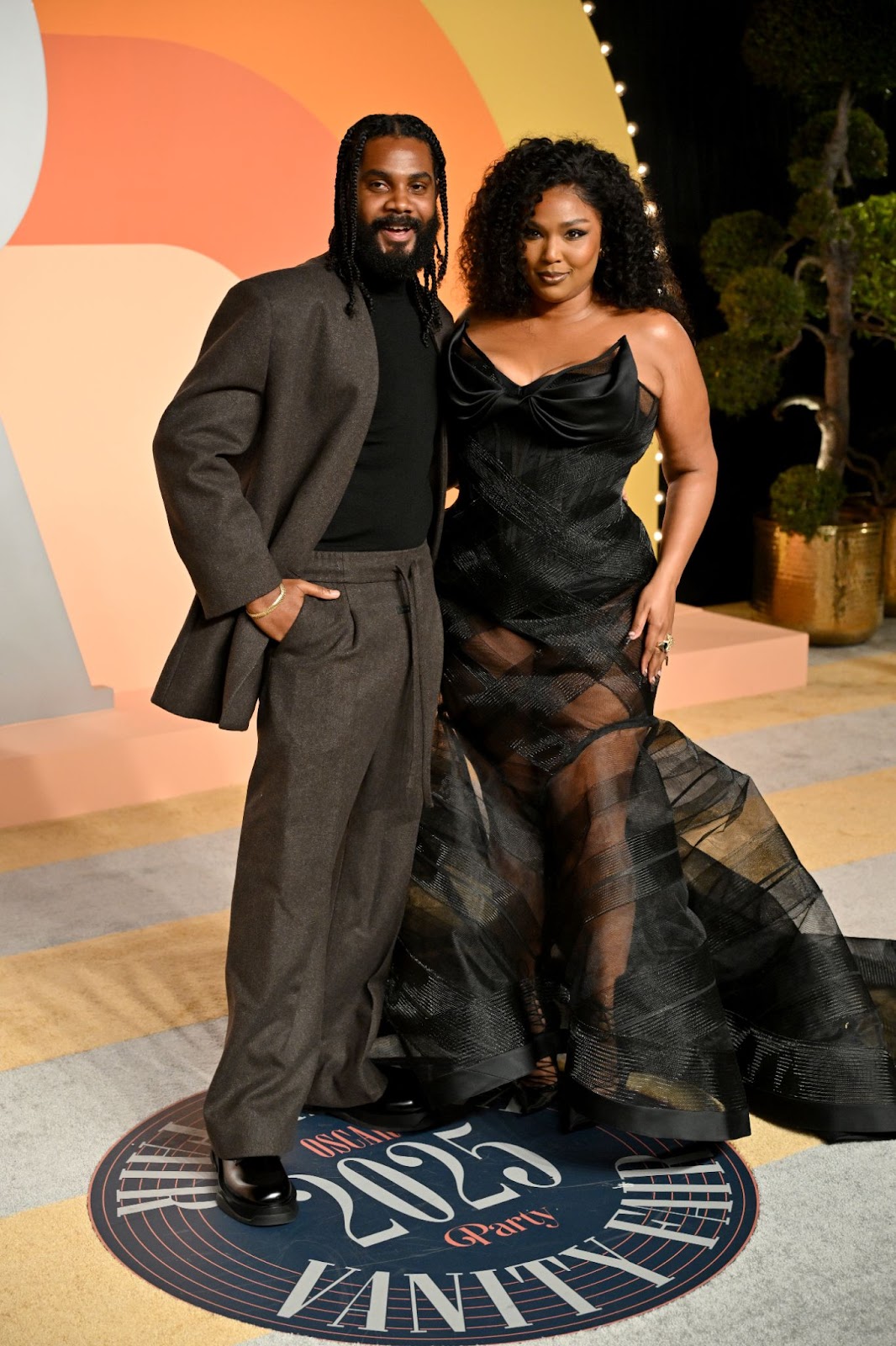 Antwaun Stanley und Lizzo posieren auf der „Vanity Fair“ Oscar Party 2025 | Quelle: Getty Images