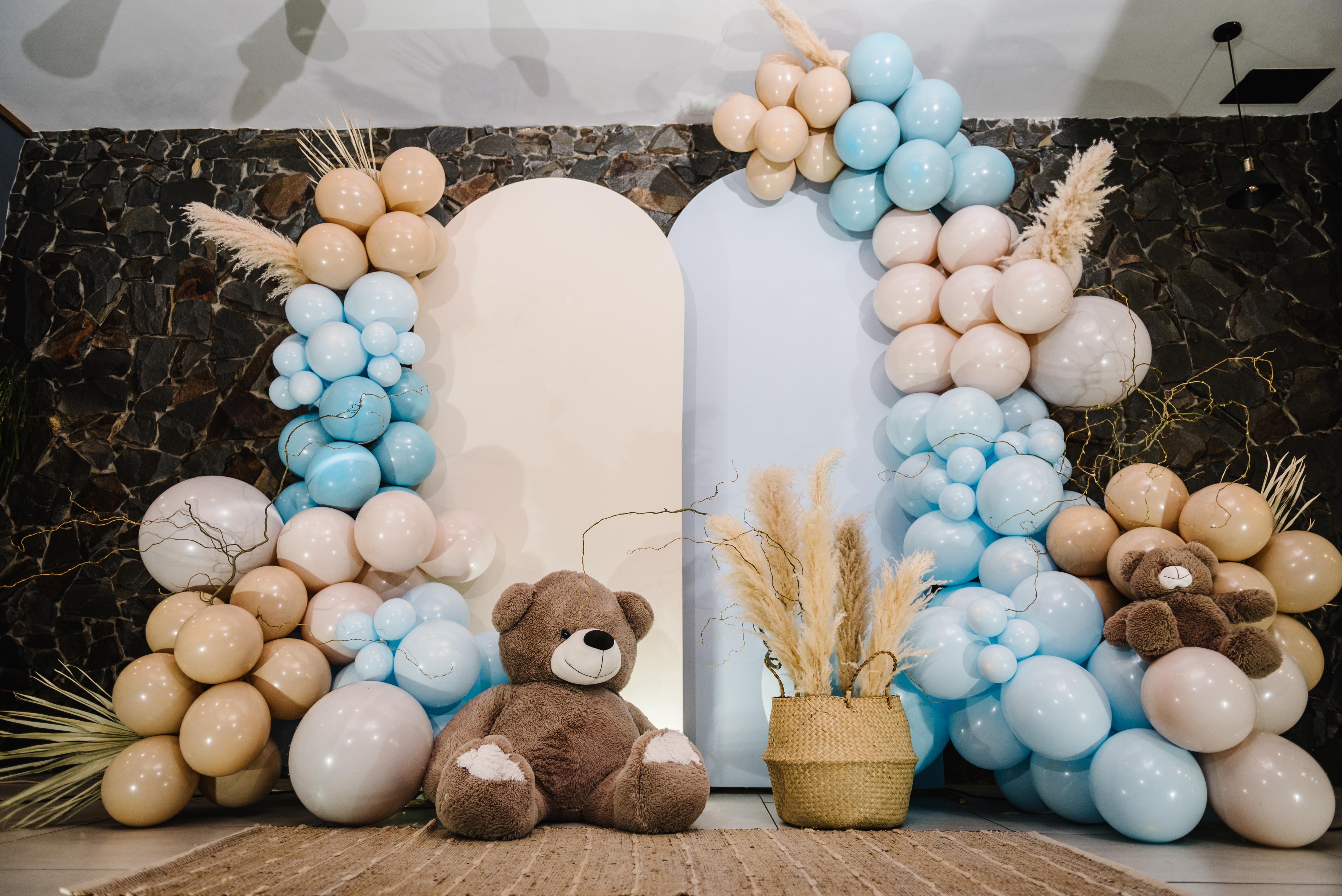 Eine Foto-Wanddekoration mit Luftballons und einem Teddybär | Quelle: Shutterstock