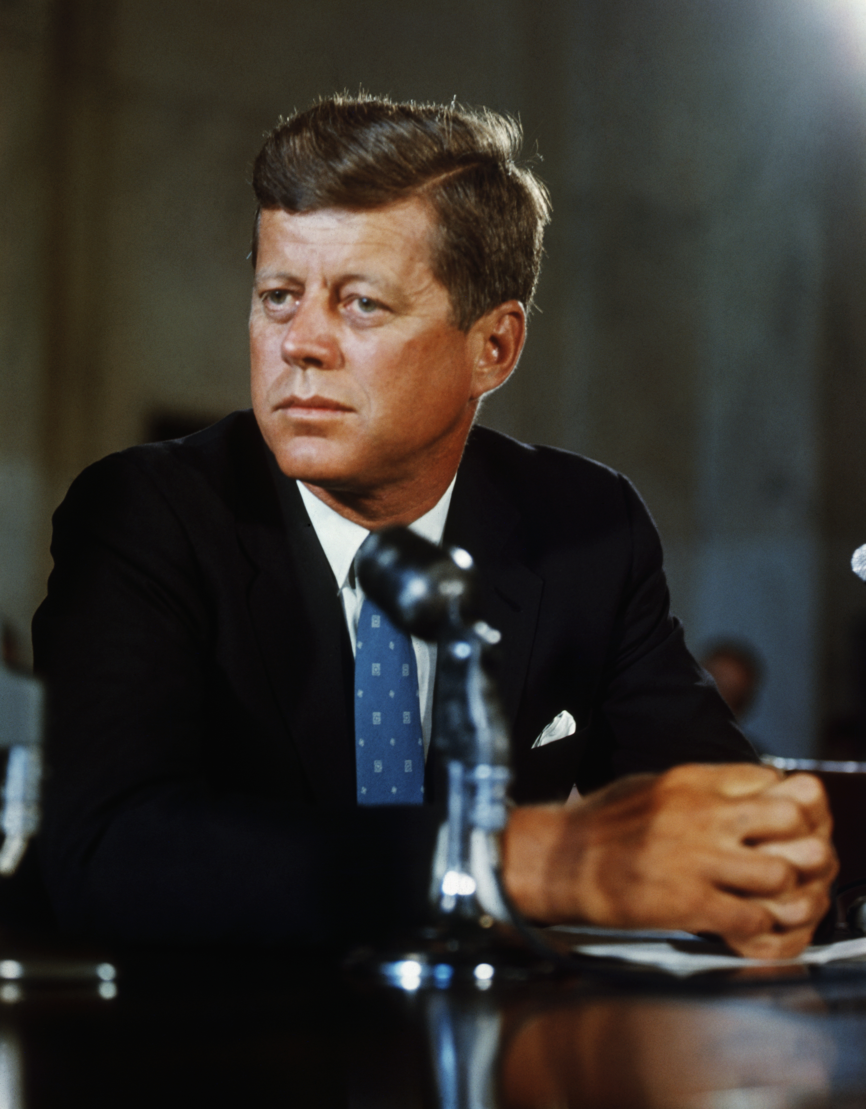 Präsident John F. Kennedy an seinem Schreibtisch im Weißen Haus an seinem ersten Tag im Amt als Präsident der Vereinigten Staaten am 21. Januar 1961. | Quelle: Getty Images