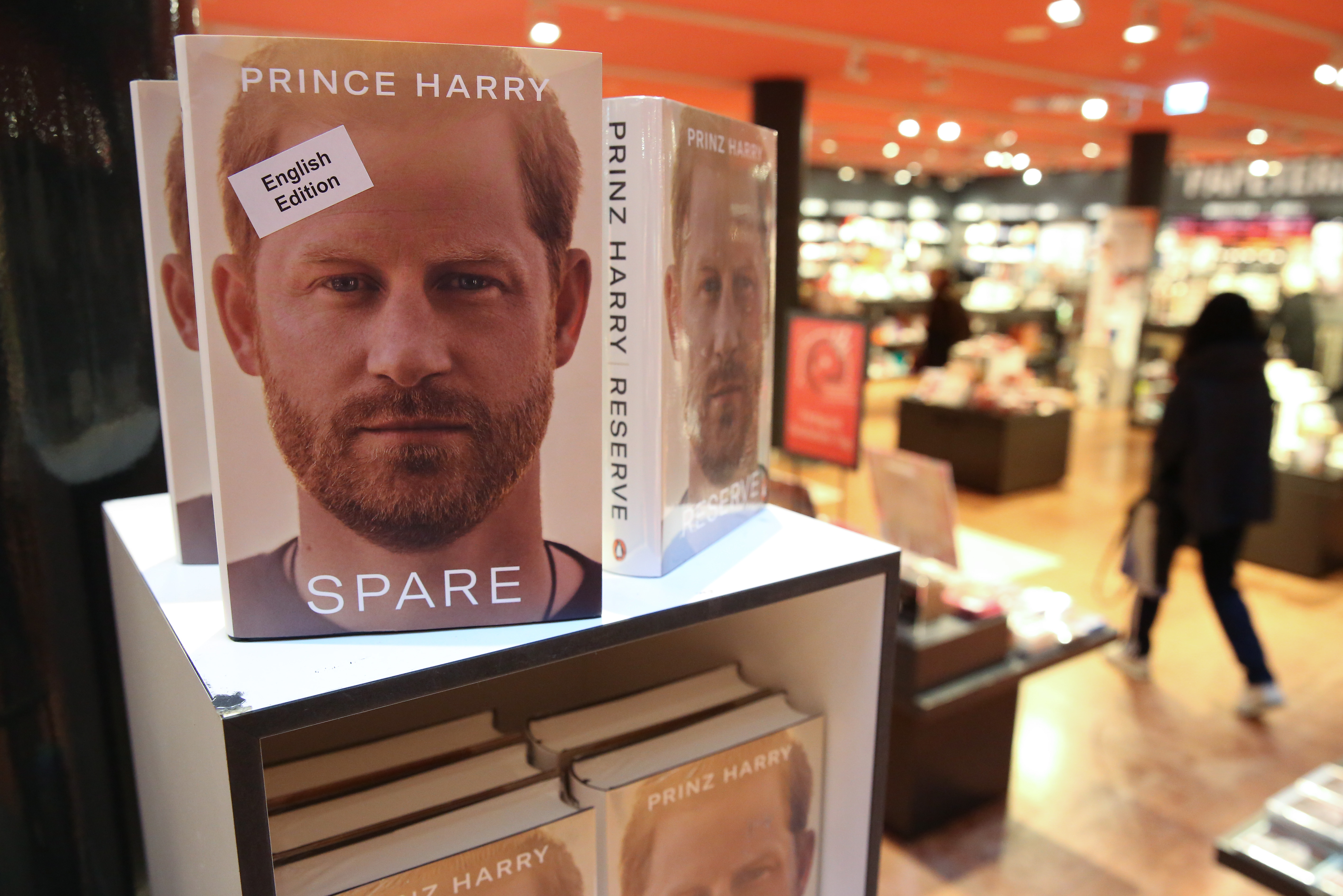 Exemplare von Prinz Harrys Memoiren "Spare", gesehen am 11. Januar 2023 | Quelle: Getty Images