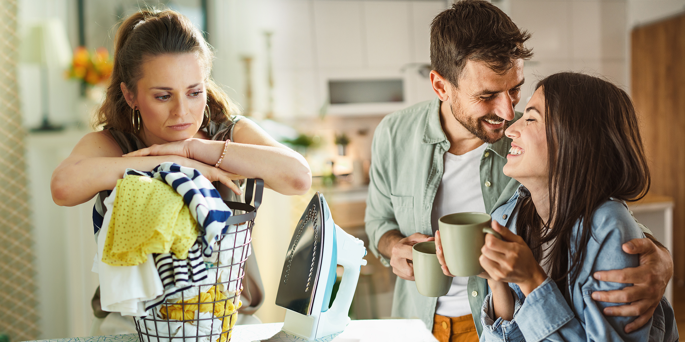 Eine Frau, die über ihren Mann nachdenkt, der mit einer anderen Frau Kaffee trinkt | Quelle: Shutterstock