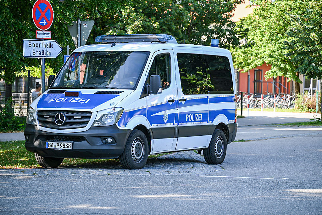 09. Juli 2026, Bayern, Schongau: Ein bayerisches Polizeifahrzeug steht vor dem Welfen-Gymnasium. Am Vortag hatte es an dem Gymnasium in Oberbayern einen Vorfall gegeben, bei dem mehrere Menschen verletzt wurden und eine Person festgenommen wurde. | Quelle: Getty Images