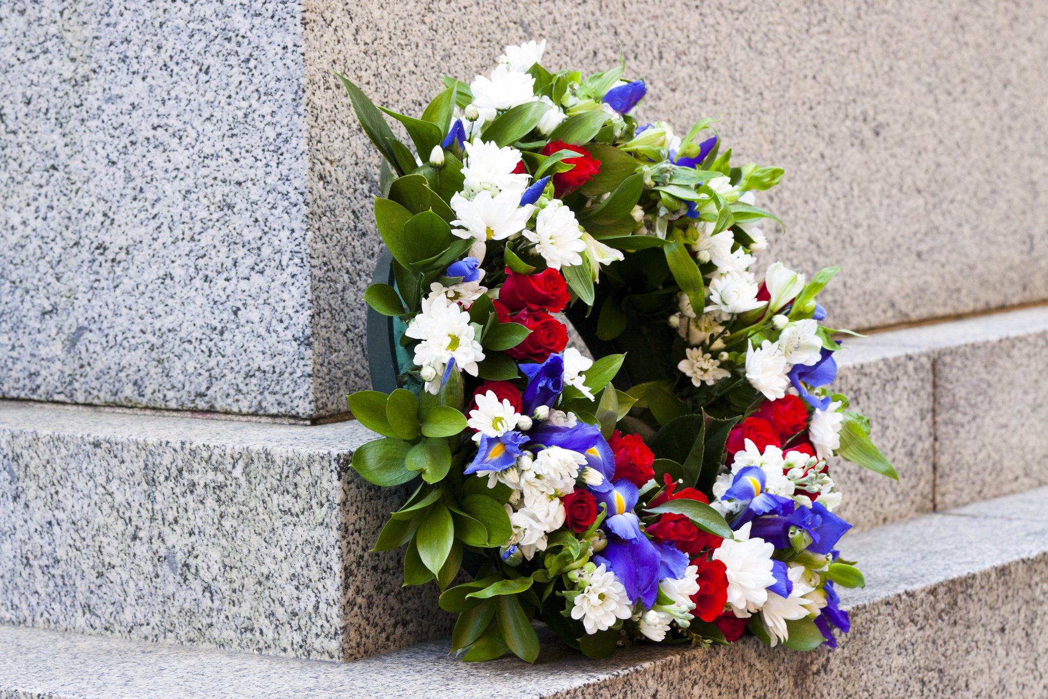 Kranz aus roten, weißen und blauen Blüten. | Quelle: Getty Images