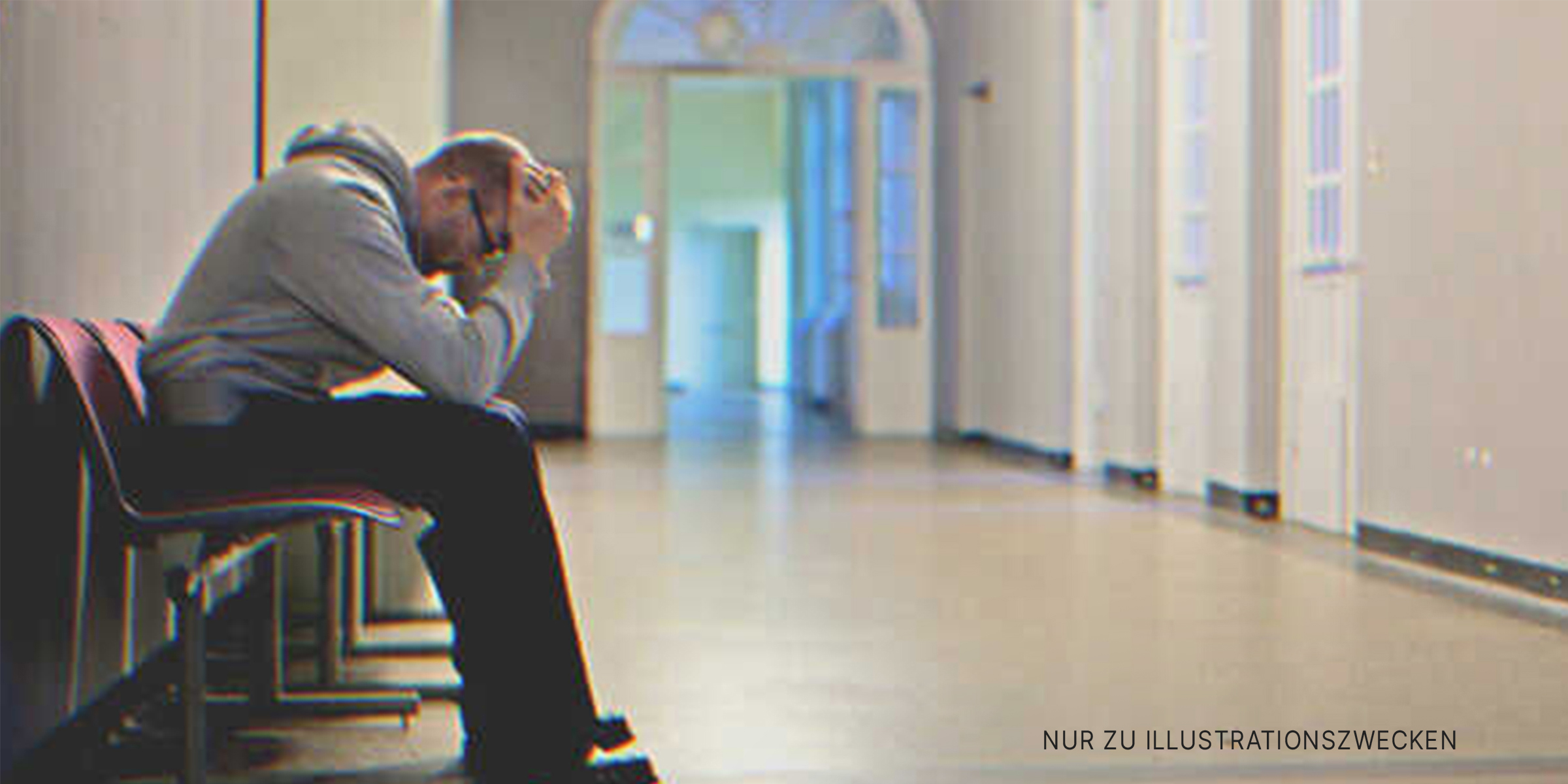 Besorgter Mann vor dem Krankenhauszimmer | Quelle: Getty Images